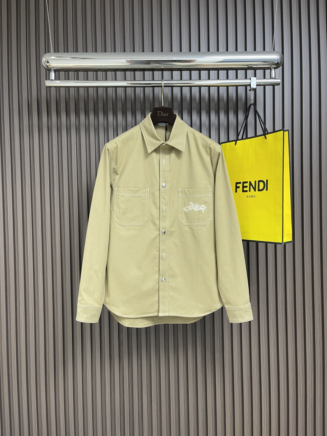 NO:461370,Tops, trousers, Dior 2025ss new long-sleeved shirt straight-leg pants suit, is a new product in the 2025 autumn series, from the AND LEWIS HLTON limited series. It is carefully crafted from customer-supplied cotton fabrics, with patch pockets on the chest, one of which is embroidered in the same tone joint series, reinterpreting the logo in a graphic style. It can be matched with this limited series to create a delicate look. Size S-XL 46-52,,dior,shirts,alexander wang19860909上衣 长裤 Dior 2025ss新款长袖衬衫直筒裤套装,是二零二五秋季系列新品,来自 AND LEWIS HLTON 限定系列.采用客供棉质面料精心制作,胸前饰以贴袋,其中一个点缀以同色调联名系列刺绣,以图形风格重新诠释 标志.可与该限定系列的搭配,打造精致造型.尺码S-XL 46-52,,dior,shirts,alexander wang,Men's clothing