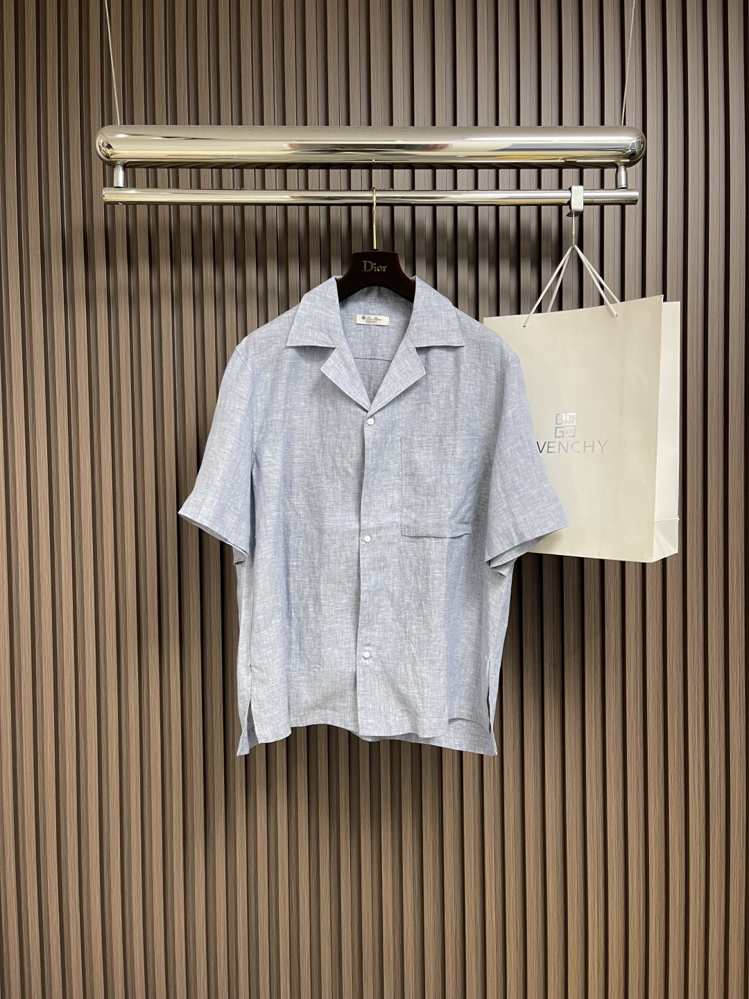 NO:470636,LP Loropiana 2025SS summer new Federico men's short-sleeved shirt, inspired by the bowling world, federico shirt adopts a loose collar design to highlight the sporty style. The fine Solaire linen is the brand's iconic element. After special craftsmanship, it has an incomparable softness and light and smooth drifting feeling, making it an ideal jacket choice when traveling. Size S-XL, loro piana, loro piana, jackets & coats,shirts, T-shirt, alexander wang19860909LP Loropiana 2025SS夏季新款Federico男士短袖衬衫,Federico衬衫以保龄球世界为灵感,采用宽松的开领设计,彰显运动风尚.精细的Solaire亚麻是品牌的标志性元素,经过特殊工艺处理,具有难以比拟的柔软度和轻盈的流畅垂坠感,是旅行时的理想外套选择.尺码S-XL,,loro piana,loro piana,jackets & coats,shirts,T-shirt,alexander wang,Men's clothing