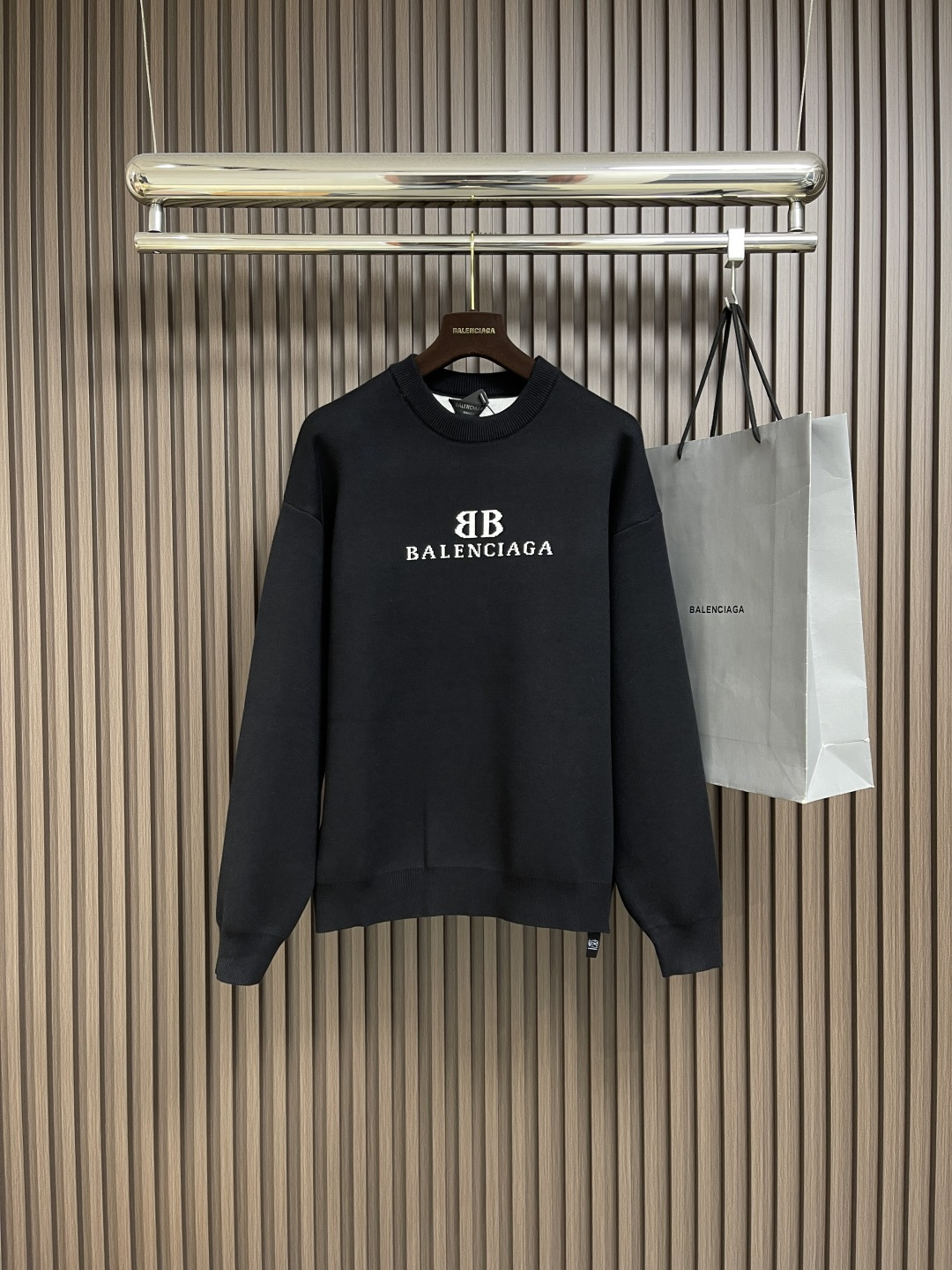 NO:498175,Balenciaga BB jacquard knitted long-sleeved sweater, selected sheep cotton blend luxury materials, made of imported German jacquard, precisely controlled the arrangement and interweaving method of yarns carefully intertwined on the loom BB Balenciaga jacquard art pattern inlay, the fabric is more vivid and three-dimensional, using seam three-dimensional seam. It uses specific sewing methods at the joints to make the clothes appear more three-dimensional and fit the body. The workmanship is complicated and complicated, the overall thread is straight and delicate, the fabric is comfortable and soft, the color is consistent and there is no color difference, and it can be matched with the same style to create a fashionable look, control various occasions, customize auxiliary materials, complete three standards, the same style for men and women!  Size S-XL, balenciaga, sweaters, alexander wang19860909Balenciaga BB提花针织长袖毛衣,臻选羊棉混织奢料 德国进口机提花组织而成 精确地控制纱线的排列和交织方式 在织机上精心交织 BB Balenciaga提花艺术图案镶饰 织物更加生动立体 采用接缝立体缝线 它通过在接缝处使用特定的缝纫方法 使衣物呈现出更加立体和贴合身体的效果 做工繁琐复杂,整体走线平直细腻,面料舒适柔软,颜色一致无色差,能与同款搭配营造时尚造型,驾驭各种场合,定制辅料,三标齐全,男女同款！尺码S-XL,,balenciaga,sweaters,alexander wang,Men's clothing