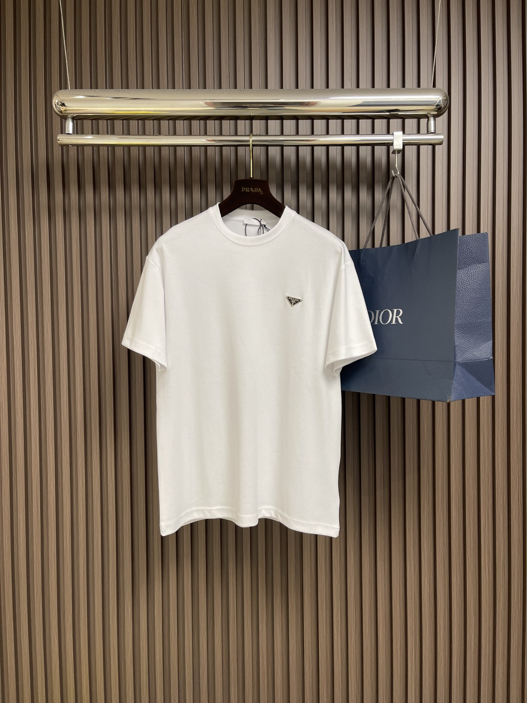 NO:498208,PRADA's new triangle chest steel standard short-sleeved T-shirt is made of 40 mercerized and soft fabric, the weight of 230 grams after washing the fabric, and the neckline thread is matched with native fabric. The chest steel standard is made of all-steel material electroplating, folk three treasure enamel electroplating technology, and the bottom is made of stainless steel round nails to make the upper body of the clothes more comfortable. The overall wiring is straight and delicate, the fabric is comfortable and soft, and the color is consistent and there is no color difference. It can be matched with the same style to create a fashionable look, and can handle various occasions, customize auxiliary materials, complete three standards, the same style for men and women!  Size S-XL, prada, T-shirt,tees, t-shirt,alexander wang19860909PRADA 新三角胸口钢标短袖T恤,采用40支丝光柔,面料布匹洗水后克重为230克,领口螺纹搭配原生本布.胸口钢标采用全钢材料电镀而成,民间三宝珐琅电镀工艺,底部采用不锈钢圆钉搭配 让衣服上身效果更为舒适.整体走线平直细腻,面料舒适柔软,颜色一致无色差,能与同款搭配营造时尚造型,驾驭各种场合,定制辅料,三标齐全,男女同款！尺码S-XL,,prada,T-shirt,tees，t-shirt,alexander wang,Men's clothing