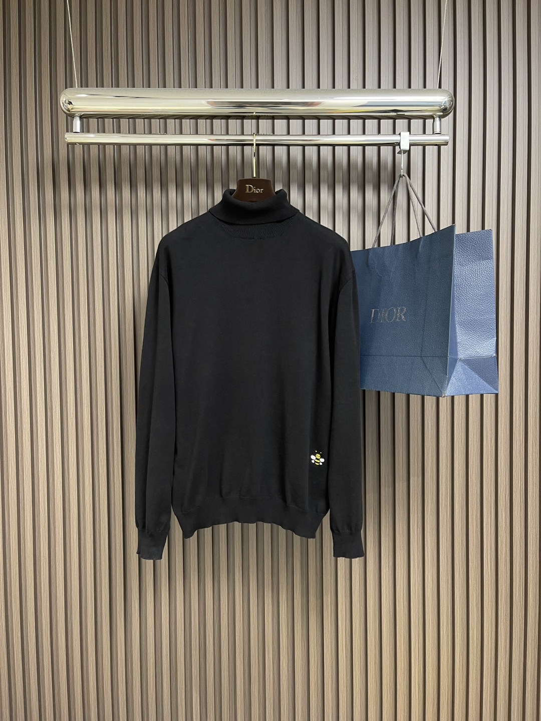 NO:473279,DIOR Bee embroidered turtleneck base knit sweater, the fabric is 75% cashmere and 25% cotton. The upper body of this garment has a certain warmth effect and a soft feeling of the upper body. The embroidery uses 3D three-dimensional embroidery, and the imported machine embroidery effect is perfectly restored. The color size is the same as the original version. This CD sweater is a brand new interpretation of the classic item. It is carefully crafted with black cashmere jersey knit fabric, and the front is embroidered with the three-dimensional logo of the little bee, which is unique. The turtleneck design and regular tailoring can be easily matched with tailored trousers to create a fashionable look. Size S-XL, dior, sweaters, alexander wang19860909DIOR 小蜜蜂刺绣高领打底针织毛衣,面料采用75％羊绒,25％棉.该款面成衣上身带有一定的保暖效果与上身柔顺感.刺绣采用3D立体刺绣,进口机器绣出效果完美还原.颜色尺寸大小都与原版一致.这款CD针织衫全新演绎经典单品.采用黑色山羊绒平纹针织面料精心制作,正面饰以小蜜蜂立体标志刺绣,别具一格.高领设计,常规剪裁,可轻松搭配精裁长裤,打造时尚造型.尺码S-XL,,dior,sweaters,alexander wang,Men's clothing