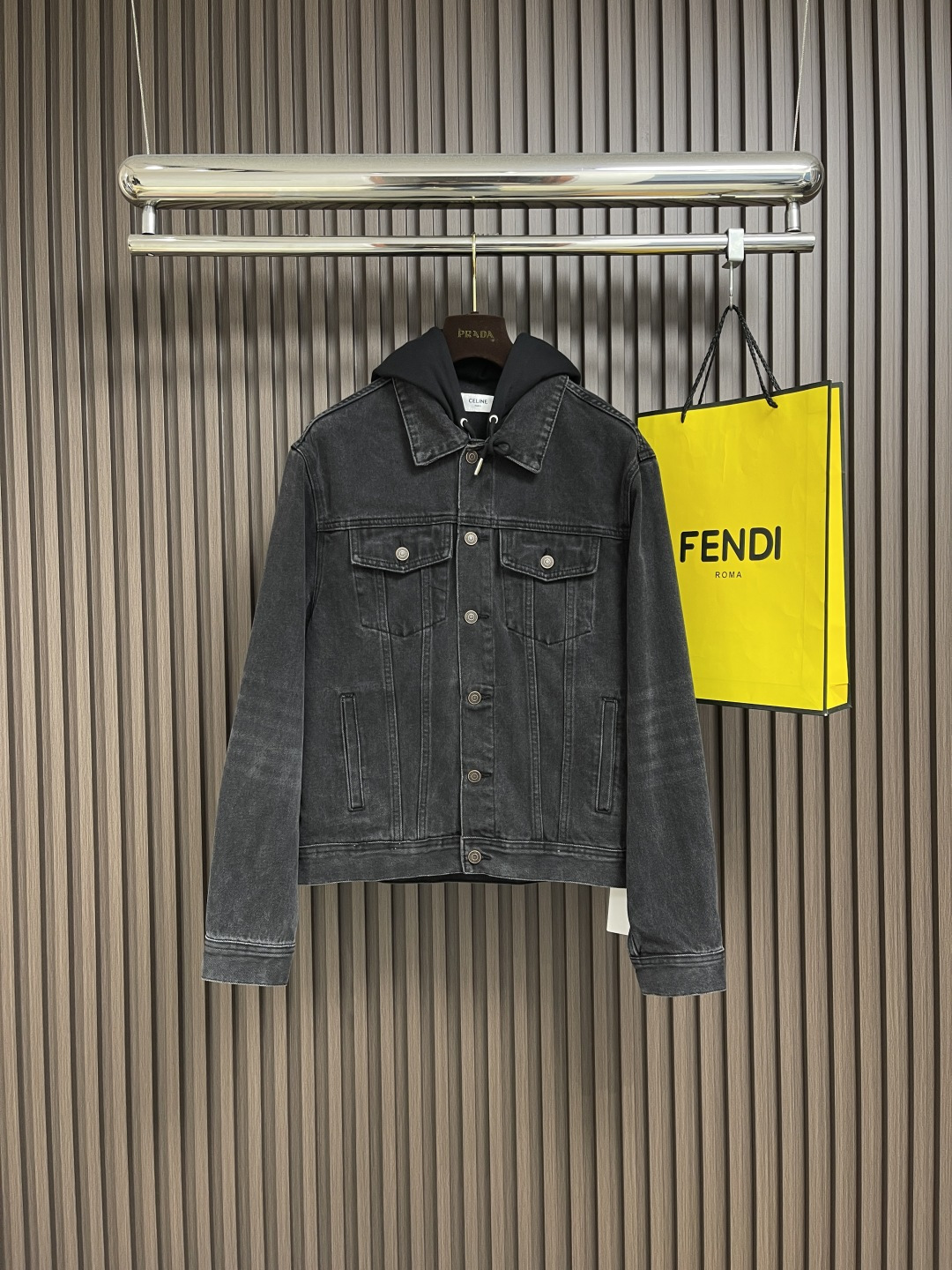 NO:470651,CELINE hooded denim jacket, customized high-density cotton twill denim velvet cloth. The whole piece is made of medium-clean washing, and the stain is removed and slightly faded. Then, the snowflake wash fades through strong washing to make the color more even. Pure hand-made high-elastic offset printing technology. Every coloring, every press, and after repeated pulling, washing, etc., it still maintains the original shape and color. It can better reflect the craftsman's exquisite skills and control of details. The whole piece is made of a burial clamping machine. The burial clamping machine can control the spacing between the double needles by changing the needle position to achieve seamless splicing. Flat and tidy, the overall line is straight and delicate, the fabric is comfortable and soft, and the color is consistent and has no color difference. It can be matched with the same style to create a fashionable shape. It can handle various occasions, customize auxiliary materials, complete three standards, and the same style for men and women!  Size S-XL, celine, jackets & coats, hats, alexander wang19860909CELINE 连帽牛仔外套,定制臻品高密全棉斜纹牛仔绒布 整件采用中孝洗 通过特制溶 去除污渍且轻微的褪色 再雪花洗 通过强烈的洗涤方式来褪色 使其颜色更为均匀 纯手工高弹胶印技术 每一次着色 每一次按压 经历反复拉扯 洗涤等过程中依然保持原有的形状和色彩 更能体现匠人的精湛技艺和对细节的把控,整件采用埋夹机拼缝 埋夹机通过更换针位 可以控制双针间距 做到无缝拼接 平整整洁,整体走线平直细腻,面料舒适柔软,颜色一致无色差,能与同款搭配营造时尚造型,驾驭各种场合,定制辅料,三标齐全,男女同款！尺码S-XL,,celine,jackets & coats,hats,alexander wang,Men's clothing