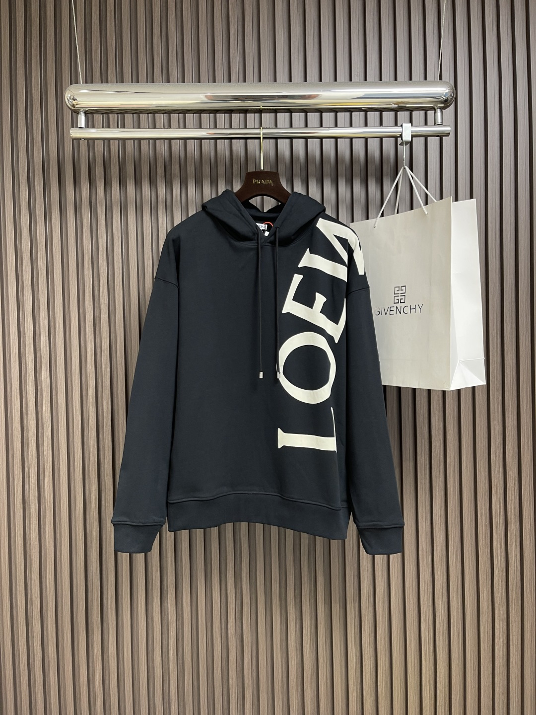 NO:467873,Loewe printed hooded sweatshirt, fixed dyeing high-string all-cotton light dark green sweatshirt base fabric, delicate as silk, comfortable to fit the skin, mainly with deep and restrained colors, like a clear spring in a quiet forest, eye-catching LOEWE prints on the side are embellished, bold design declare the brand's dignity, instantly becoming the visual focus, full of luxury style, imported slurry color printing, printed on dyed fabric with dyed agent, destroying dye, forming a pattern printing process, colored patterns are printed at the same time, clear lines, fine patterns, strong color fastness, fabrics have been washed, better texture, not easy to deform, not easy to shrink, not easy to fade, maintain long-term beauty. Size S-XL,,loewe,hoodie,sweatshirts,hats,alexander wang19860909Loewe 印花连帽卫衣,定染高支全棉浅墨绿纺卫衣基布 细腻如丝 舒适贴肤 以深沉而内敛的色系为主调 宛如静谧森林中一泓清泉 侧边醒目的LOEWE印花作点缀 以大胆的设计宣告着品牌的尊贵 瞬间成为视觉焦点 尽显奢华风范,进口浆彩拔印花 用拔染剂印在已经染色的织物上 将染料破坏 形成花纹的印花工艺 在拔染的同时印上彩色图案 线条清晰 图案精细 色牢度强,面料都经过浇洗 手感质感更佳 不易变形 不易缩水 不易褪色 保持长久的美观.尺码S-XL,,loewe,hoodie,sweatshirts,hats,alexander wang,Men's clothing