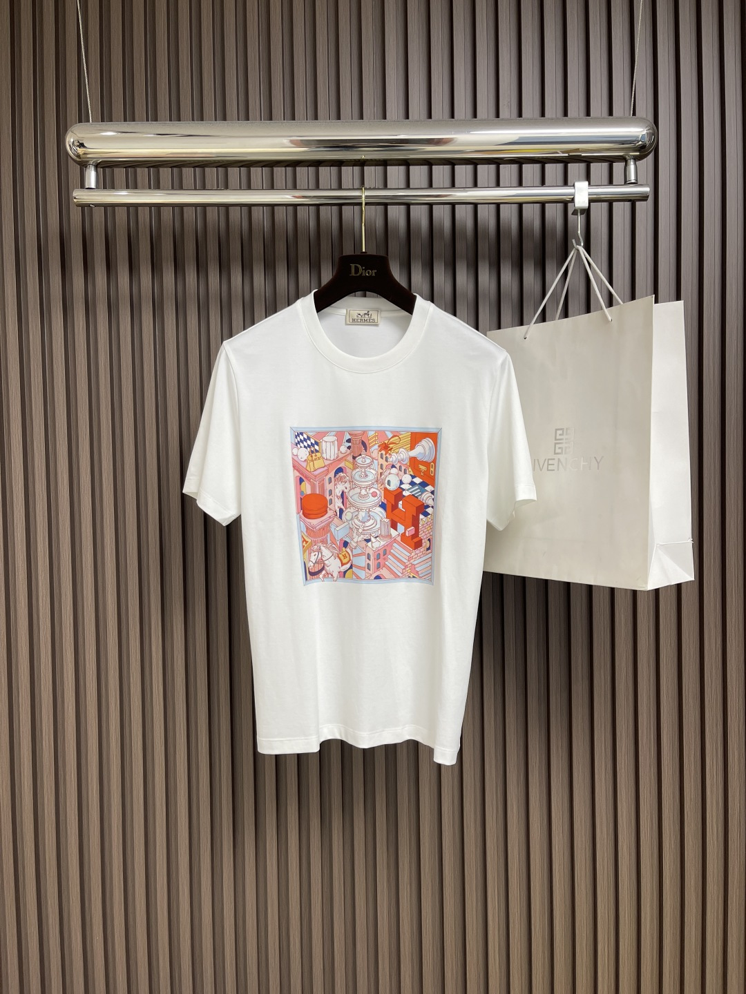 NO:495708,Hermes SS spring and summer new theme printed round neck short-sleeved T-shirt, new graphic illustration prints, the upper body has a very bright spot, the pattern is fine and textured, the integrated tailoring, the neckline is slightly fitted to the neck, making the overall upper body look younger and more fashionable, the fabric is made of mercerized cotton, the surface has a warm luster, skin-friendly, breathable, and a very crisp feeling. Size M-XXL,, hermes, T-shirt,tees, t-shirt,alexander wang19860909hermes SS春夏新款主题印花圆领短袖t恤,新图型插画印花 上身很有亮点 图案精细而显质感 合体的剪裁 领口微微贴合颈部,让整体上身更显年轻时尚,面料采用丝光棉的材质 表面有着温润的光泽感 亲肤 透气 又有很好的挺括感尺码M-XXL,,hermes,T-shirt,tees，t-shirt,alexander wang,Men's clothing