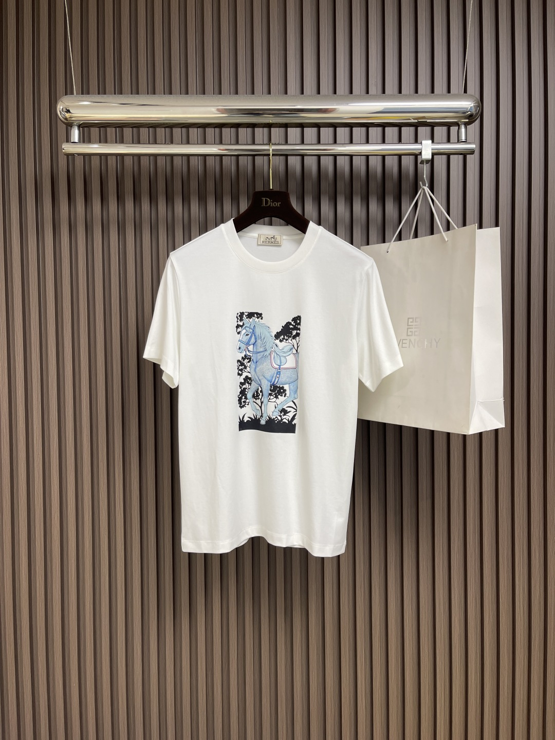 NO:495701,Hermes SS spring and summer new style, with artistic colors and theme design, round neck short-sleeved T-shirt, the overall color matching of the theme is quite artistic. The upper body can experience the theme brings youthfulness and fashion sense. It looks simple, with color-pulled printing technology, rich colors, three-dimensional and no sense of stuffiness. The slightly wide cut, the neckline slightly fits the neck, making the overall upper body look younger and fashionable. Before cutting, the fabric is strictly followed by the standard of 5 washes before dyeing, and the shrinkage rate is controlled within 2%. The fabric is made of a customer-supplied high-weight pure cotton texture, with a warm and shiny surface, which makes the upper body comfortable and smooth, high-end, skin-friendly, breathable, and has a very crisp feeling. Size M-XXL,, hermes, T-shirt,tees, t-shirt,alexander wang19860909Hermes SS春夏新款 颇具艺术色彩主题设计圆领短袖T恤,主题印花整体的配色颇具艺术色彩 上身就能体会主题带来年轻与时尚感 看是简约印花,采用彩拔的印花工艺,色彩丰富 立体的同时又不会有闷湿感 微阔的剪裁,领口微微贴合颈部,让整体上身更显年轻时尚 ,面料在裁剪前,严格按照染 色前5次 洗水的标准,将缩水率控制在2％内, 面料采用客供定织高克重纯棉质地,表面有着温润的光泽感,上身舒适顺滑,显高档 亲肤 透气,又有很好挺括感.尺码M-XXL,,hermes,T-shirt,tees，t-shirt,alexander wang,Men's clothing