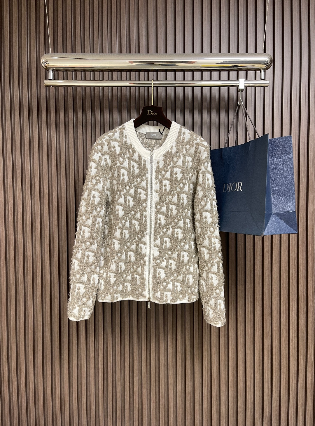 NO:467859,DIOR full-print jacquard zipper cardigan, the wool is made of 50 wool 50 polyamide fiber 16 double-strand blended yarn, and the inner part is combed and tightly spun 40 cotton yarn to dye the board. The flower yarn is first twisted and composed by 5 yarns, and the whole piece is embroidered by a 3-color jacquard towel embroidered with round collar tip clamped long sleeves. The overall thread is straight and delicate, the fabric is comfortable and soft, and the color is consistent and there is no color difference. It can be matched with the same style to create a fashionable shape, and can handle various occasions, customize auxiliary materials, complete three standards, the same style for men and women! Size S-XL, dior,alexander wang19860909DIOR 满印提花拉链开衫,毛料采用采用50羊毛50聚酰胺纤维16支双股混纺纱,里部采用精梳紧密纺40支棉纱,对板定染.花型纱先由5条纱加捻拼成一条纱,全件由日本进口电脑机隔支圆筒3色提花毛巾绣加圆领尖夾长袖.整体走线平直细腻,面料舒适柔软,颜色一致无色差,能与同款搭配营造时尚造型,驾驭各种场合,定制辅料,三标齐全,男女同款！尺码S-XL,,dior,alexander wang,Men's clothing