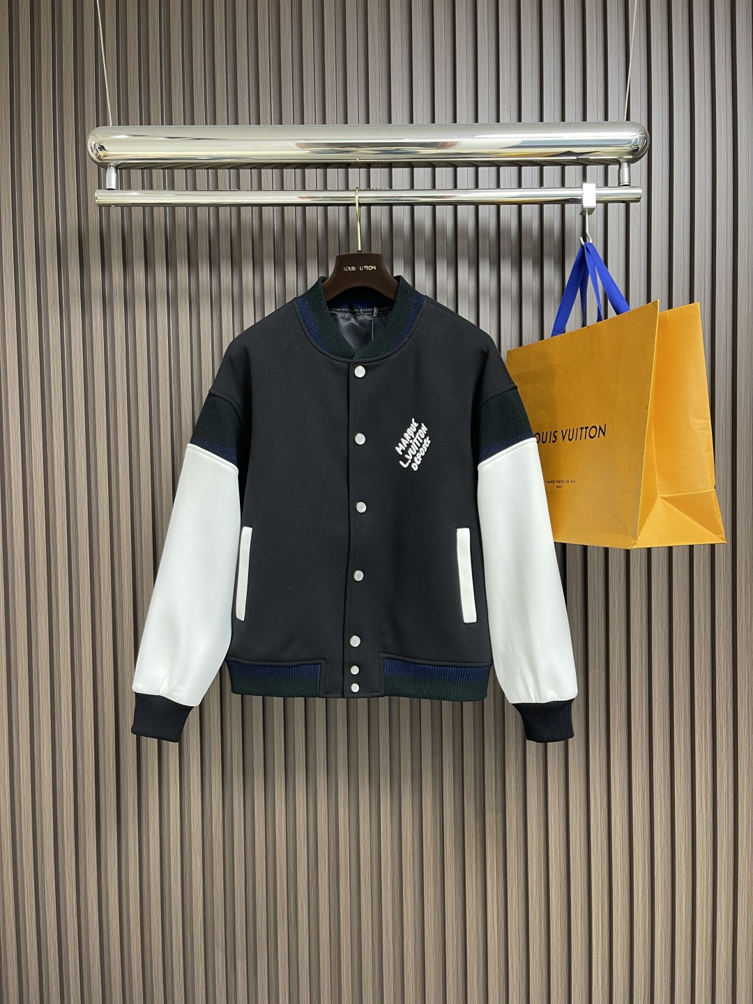 NO:461377,LV 2025ss new baseball tunic jacket, made of soft cotton knitted, blending the rounded silhouette into loose shoulders. Colorful ribbed finishing touches, collar and hem, Marque L.Vuitton Deposee logo embroidery and pearlescent buttons add Dandy style, which can be combined with the same shorts. Size S-XL,,louis vuitton, shorts, jackets & coats,alexander wang19860909LV 2025ss新款棒球束腰夹克,取材柔软棉质针织,为圆润廓形融入宽松肩部.斑斓罗纹点睛衣袖、衣领和下摆,胸前 Marque L.Vuitton Deposee 标识刺绣和珠光纽扣再添丹迪格调,可与同款短裤共筑学院风范.尺码S-XL,,louis vuitton,shorts,jackets & coats,alexander wang,Men's clothing