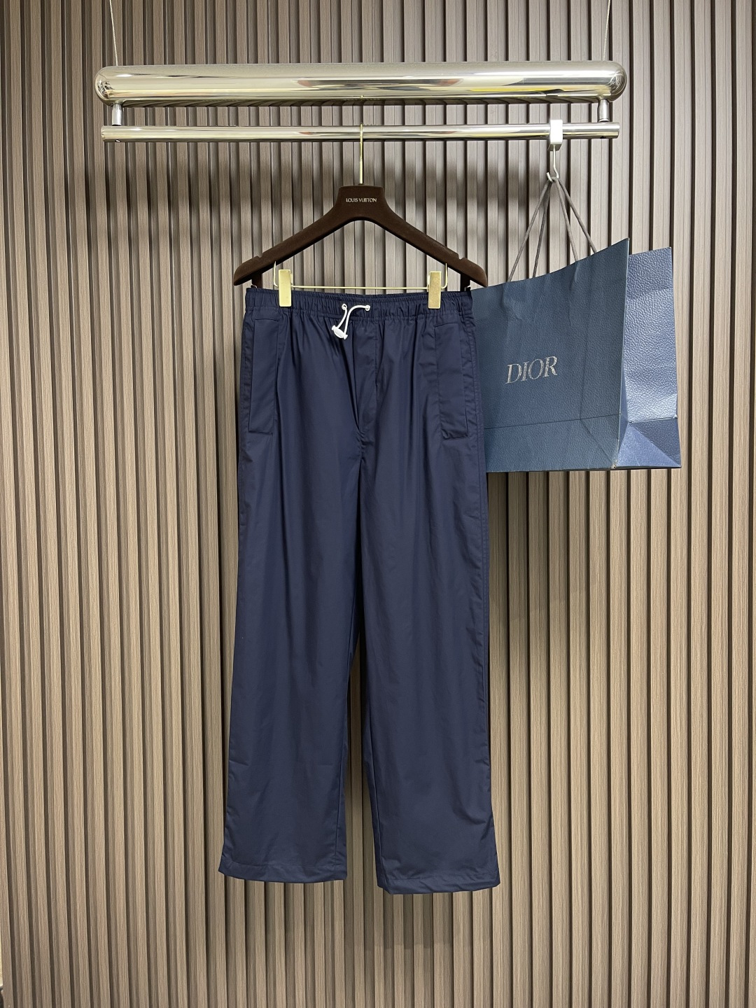 NO:467866,Gucci letter logo cotton poplin trousers, using cotton fibers with a plain weaving method with twice the warp yarn to form a fine and uniform rhombus grain texture, a smooth and slightly shiny cotton poplin fabric. Pure cotton material is moisture-absorbing and breathable, and is not easy to stuffy. The high-density structure strengthens its wear resistance and has good wrinkle resistance. Size 46-52,,gucci,alexander wang19860909Gucci 字母徽标棉府绸长裤,选用棉纤维以经纱两倍于纬纱的平纹织法,形成表面细密、均匀的菱形颗粒纹理,触感光滑且略带光泽感的棉府绸面料.纯棉材质吸湿透气,不易闷热.高密度的结构强化其耐磨性同时又具有良好的抗皱性.尺码46-52,,gucci,alexander wang,Men's clothing