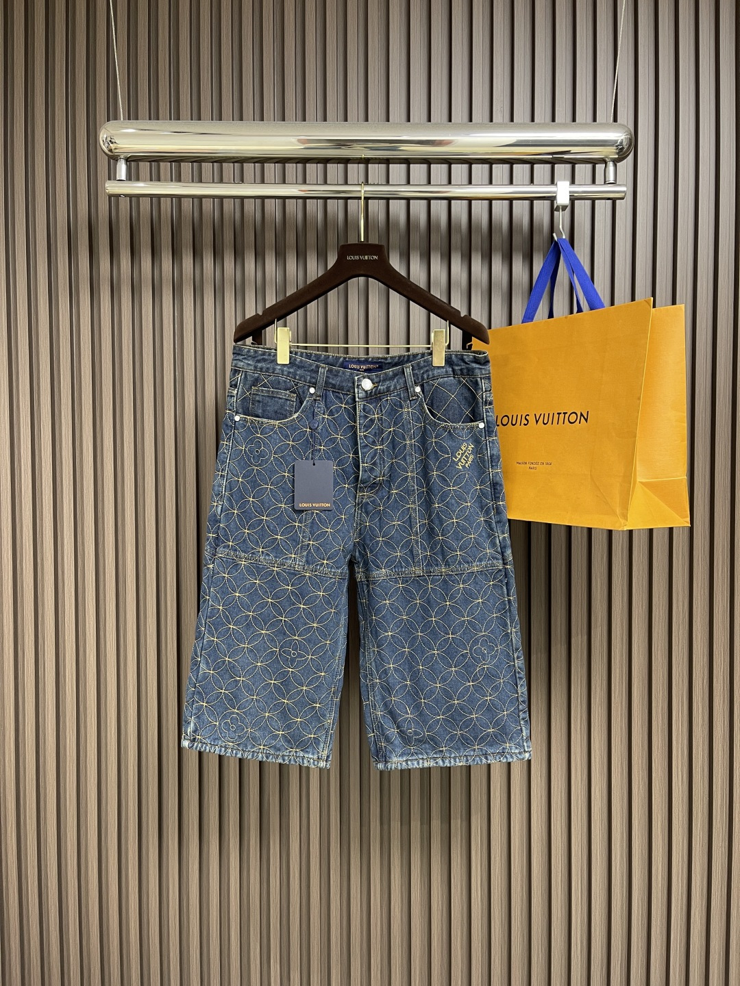 NO:467853,The new denim shorts of LV 25ss, the 2025 autumn and winter series created by Pharrell Williams and Nigo, draws inspiration from designer Nigo's Japanese cultural background, presents a full Dandy Monogram pattern with exquisite yarn embroidery, and cleverly incorporates the Louis Vuitton logo into it. The pearlescent rivets add trendy brushstrokes, which are suitable for matching with the same jacket. Size S-XL,,louis vuitton,louis vuitton, shorts, jackets & coats,alexander wang19860909LV 25ss新款牛仔短裤,出Pharrell Williams与Nigo 携手打造的2025秋冬系列,向设计师Nigo的日本文化背景汲取灵感,以精湛纱线刺绣工艺呈现全幅Dandy Monogram 图案,并将路易威登标识巧妙融入其中.珠光铆钉再添潮流笔触,与同款夹克搭配相宜.尺码S-XL,,louis vuitton,louis vuitton,shorts,jackets & coats,alexander wang,Men's clothing