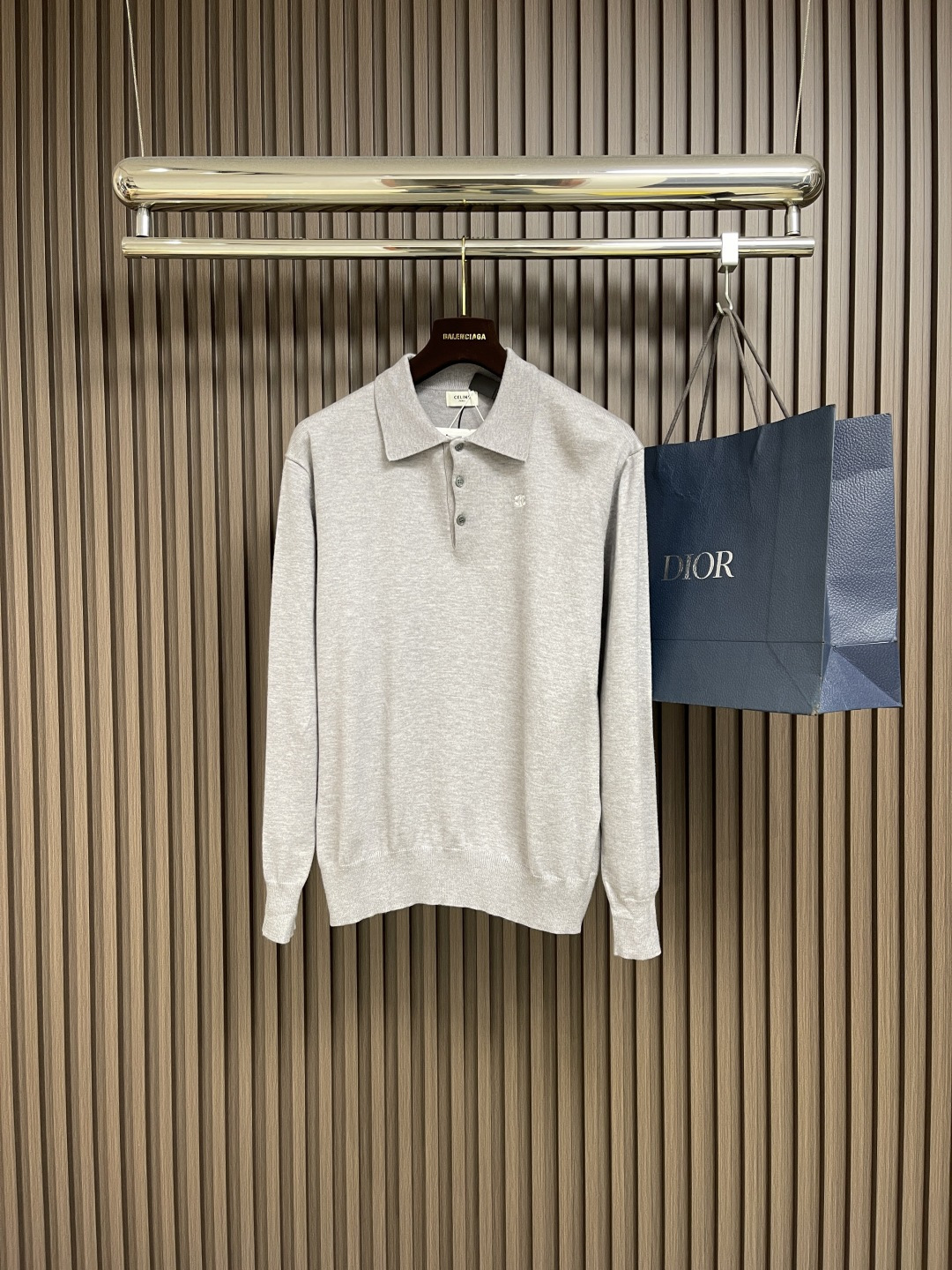 NO:498160,CELINE CELINE Arc de Triomphe embroidered long-sleeved POLO sweatshirt, the fabric is made of cotton wool yarn, the original color combination of this fabric is fixed in 1:1.  Washing water fixes the clothes pattern and color fixing manually picking and yarn. The embroidery is made of imported machines, with a 1:1 high reduction CELINE Arc de Triomphe embroidery logo. The overall thread is straight and delicate, the fabric is comfortable and soft, the color is consistent and there is no color difference. It can be matched with the same style to create a fashionable shape, control various occasions, customize auxiliary materials, complete three standards, the same style for men and women!  Size 37-38-39-40 S-XL, celine, hoodie, sweatshirts, alexander wang19860909CELINE CELINE 凯旋门刺绣长袖POLO卫衣,面料采用棉毛纱料,该款面料原版定染1:1配色．洗水固定衣服版型与固色人工挑洗抽纱,刺绣采用进口机器制绣成,1:1高还原度CELINE凯旋门刺绣标志.整体走线平直细腻,面料舒适柔软,颜色一致无色差,能与同款搭配营造时尚造型,驾驭各种场合,定制辅料,三标齐全,男女同款！尺码37-38-39-40 S-XL,,celine,hoodie,sweatshirts,alexander wang,Men's clothing