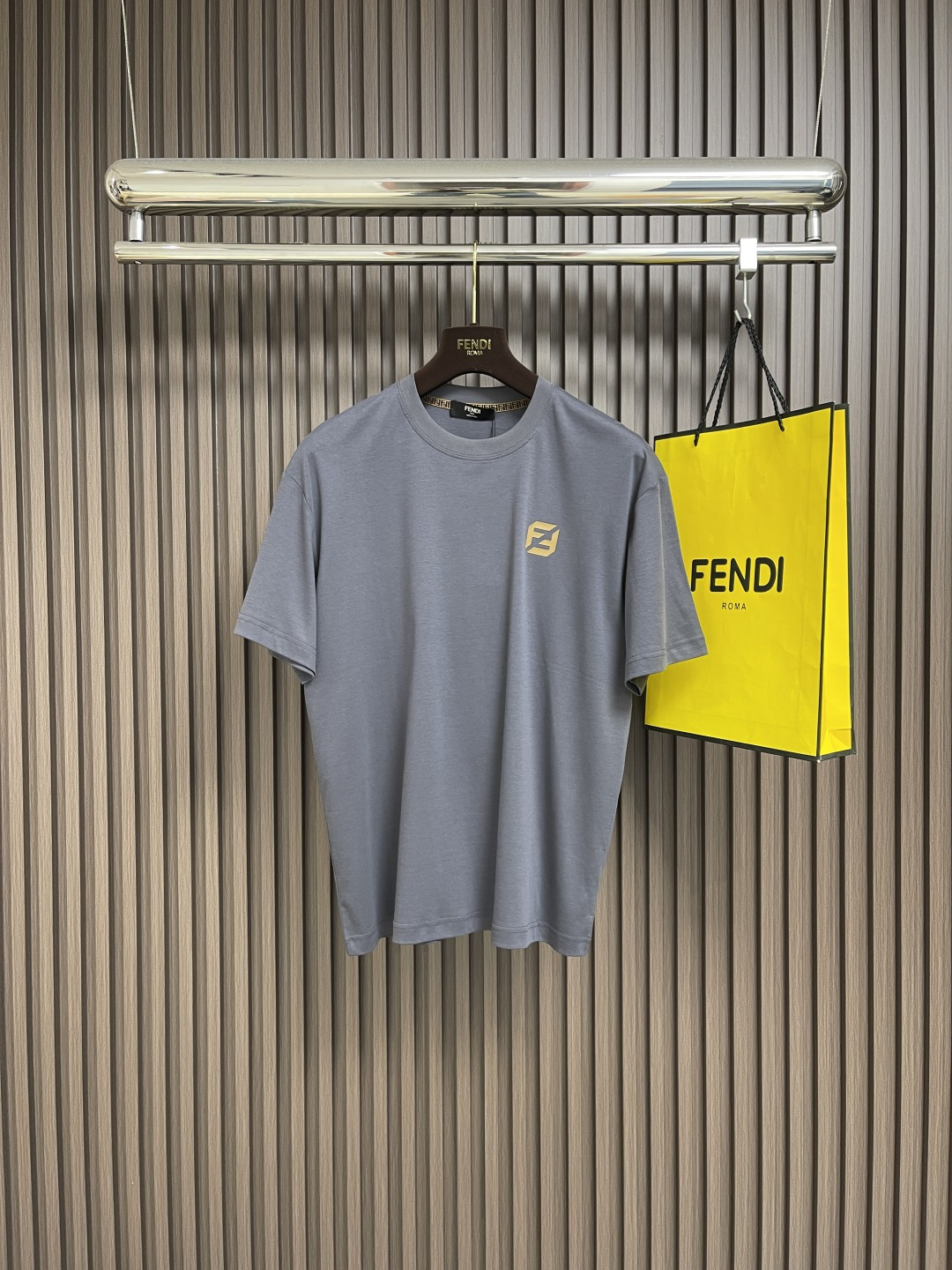 NO:502630,FENDI double-letter yellow short-sleeved T-shirt, with its bright colors and simple design, has become the focus of fashion in summer. The short-sleeved style uses bright yellow tones, full of vitality and youth. When you wear it, it seems that the whole summer is brighter. The double-letter design on the body is simple and unique. Whether it is a couple outfit or a tacit match between friends, you can easily control it. The short-sleeved style is well-tailed, which not only retains enough comfort, but also shows the wearer's fashion taste. Whether it is matched with jeans or casual pants, it can easily create a casual and natural street style. In the hot summer, this double-letter yellow short-sleeved short-sleeved is undoubtedly your best choice, allowing you to stand out from the crowd and become the most dazzling existence. Sizes XS-L, fendi, jeans, T-shirt, tees, t-shirt, alexander  wang19860909FENDI 双字母黄色短袖T恤,以其鲜明的色彩和简约的设计,成为了夏日里的时尚焦点.短袖采用鲜艳的黄色调,充满活力与青春感,穿上它,仿佛整个夏天都变得更加明媚.衣身上的双字母设计,简洁而不失个性,无论是作为情侣装还是朋友间的默契搭配,都能轻松驾驭.短袖的版型剪裁得体,既保留了足够的舒适度,又展现出了穿着者的时尚品味.无论是搭配牛仔裤还是休闲裤,都能轻松营造出随性自然的街头风格.在炎炎夏日里,这款双字母黄色短袖无疑是你的最佳选择,让你在人群中脱颖而出,成为最耀眼的存在.尺码XS-L,,fendi,jeans,T-shirt,tees，t-shirt,alexander wang,Men's clothing