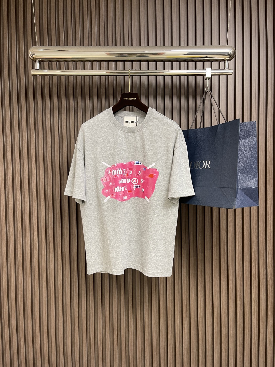 NO:502635,MIUMIU 2025ss Spring and Summer New M6 co-branded printed short-sleeved T-shirt is neither monotonous nor complicated, and it just shows the taste!  The fabric is comfortable, sweat-absorbing and breathable, and the unique high-end feeling of fabric presents a simple and elegant temperament!  Chest logo glue pressing design!  Full three-dimensional!  Standard cut design!  Size M-XXL, miumiu,masion margiela,T-shirt,tees,t-shirt,alexander wang19860909MIUMIU 2025ss春夏新款mm6联名印花短袖T恤,既不单调也不复杂,恰到好处的展现品味！面料舒适吸汗透气根本不在话下,面料独具的高奢感呈现简约优雅气质！胸前logo压胶设计！饱满立体！标准裁剪设计！尺码M-XXL,,miumiu,masion margiela,T-shirt,tees，t-shirt,alexander wang,Men's clothing