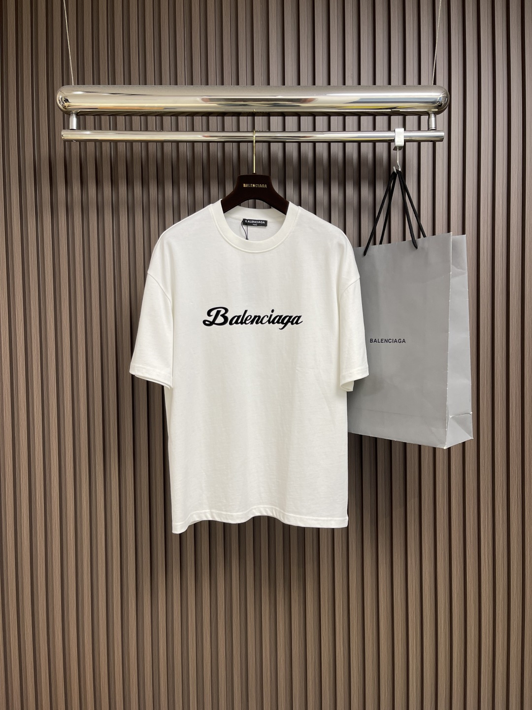 NO:504450,Balenciaga logo printed round neck short-sleeved T-shirt, the fabric is made of 21 double yarn combed cotton, and the fabric is customized 1: 1 original color. The fabric is washed with gram weight of about 300 grams, and the thread is matched with 1*1 same cylinder cross thread. The garment faded and worn, divided into 20 pieces, one cylinder effectively ensures that each piece of clothing is uniform in color. Each piece faded and the same color as the original. Size M-XXL,,balenciaga, T-shirt,tees, t-shirt,alexander wang19860909balenciaga logo印花圆领短袖T恤,面料采用21支双纱精梳棉,面料定制1: 1原版同色.面料成衣洗水后克重约300克,螺纹搭配1*1同缸十字螺纹.成衣褪色做旧,分为20件一缸有效保证每一件衣服颜色均匀.每一件褪色效果都与原版一致同色.尺码M-XXL,,balenciaga,T-shirt,tees，t-shirt,alexander wang,Men's clothing