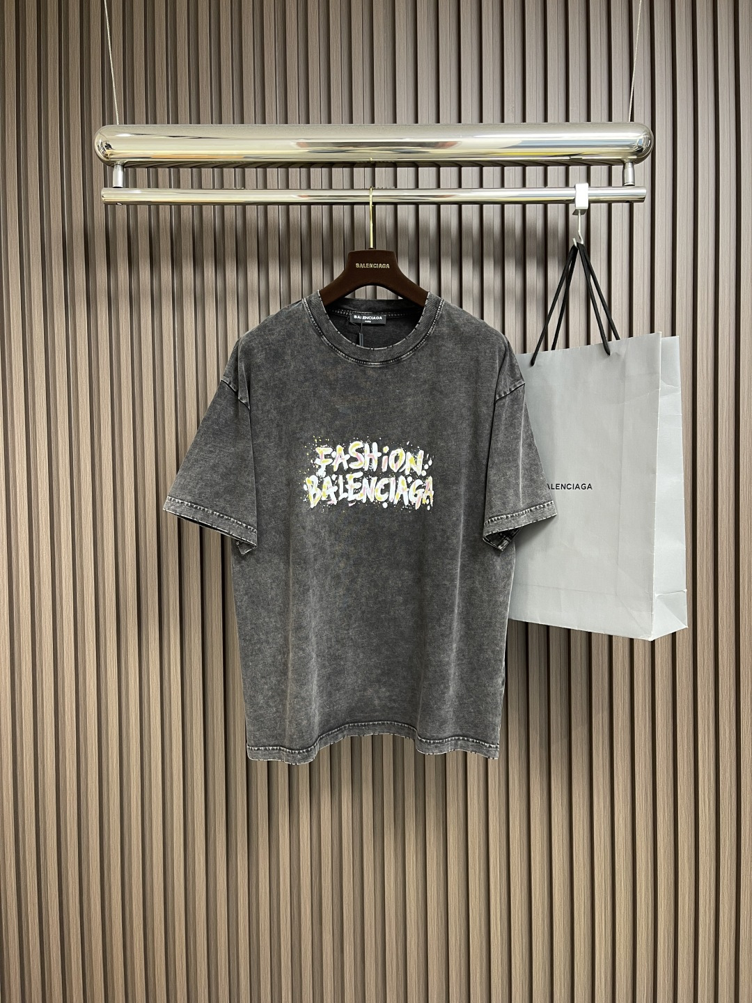 NO:470654,Balenciaga 2025ss summer new artistic printed short-sleeved T-shirt, ready-to-wear washed and worn short-sleeved T-shirt.  The fabric is made of Paris ZP fixed woven fixed dyed full cotton double yarn tight cotton.  Gram weight is 260 grams, and the cloth is clean.  The fabric is clear, soft and comfortable, and the threads are fixed dyed without color difference. The classic pattern is printed with environmentally friendly imported materials, with clear letters and three-dimensional effect.  Washing clothes for old clothes, hand-mixed by multiple pieces. Production of overweight technology, sizes M-XXL, balenciaga, T-shirt, tees, t-shirt, alexander wang19860909Balenciaga 2025ss夏季新款艺术印花短袖T恤,成衣水洗磨烂做旧短袖T恤．面料采用巴黎ZP定织定染全棉双纱紧密棉．克重260克,布面干净．布纹清晰,柔软舒适,螺纹采用定染无色差.经典图案采用环保进口材料印花,字母清晰,效果立体．成衣水洗作旧,多位手工磨烂.超重工艺生产,尺码M-XXL,,balenciaga,T-shirt,tees，t-shirt,alexander wang,Men's clothing