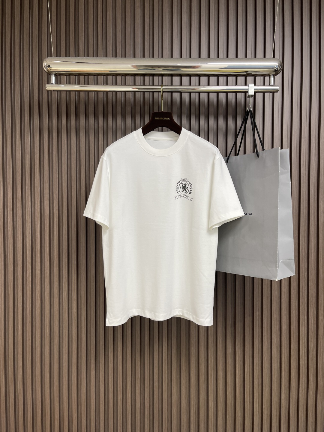 NO:470650,Balenciaga old printed short-sleeved T-shirt, made of rough yarns, and has a retro style. Plain wrinkles are a basic fabric structure, characterized by frequent warp and weft yarns interwoven, the fabric has a flat appearance, clear texture, and a relatively light feel. Size M-5XL M-size bust 106 Shoulder width 46.8 Clothes length 68.5 L-size bust 110 Shoulder width 48 Clothes length 70 XL-size bust 114 Shoulder width 49.2 Clothes length 71.5 XXL-size bust 118 Shoulder width 50.4 Clothes length 73 3XL-size bust 122 Shoulder width 51.6 Clothes length 74 4XL-size bust 126 Shoulder width 52.8 Clothes length 75 5XL-size bust 130 Shoulder width 54  76, balenciaga, T-shirt,tees, t-shirt,alexander wang19860909Balenciaga 做旧印花短袖T恤,采用较粗纱线制成的平纹结构,并且具有复古风格.平纹是一种基本的织物结构,特点是经纬纱线交织频繁,织物外观平整、纹理清晰,手感比较轻薄.尺码M-5XL M码胸围106 肩宽46.8 衣长68.5 L码胸围110 肩宽48 衣长70 XL码胸围114 肩宽49.2 衣长71.5 XXL码胸围118肩宽50.4衣长73 3XL码胸围122肩宽51.6衣长74 4XL码胸围126肩宽52.8 衣长75 5XL码胸围130肩宽54 衣长76,,balenciaga,T-shirt,tees，t-shirt,alexander wang,Men's clothing