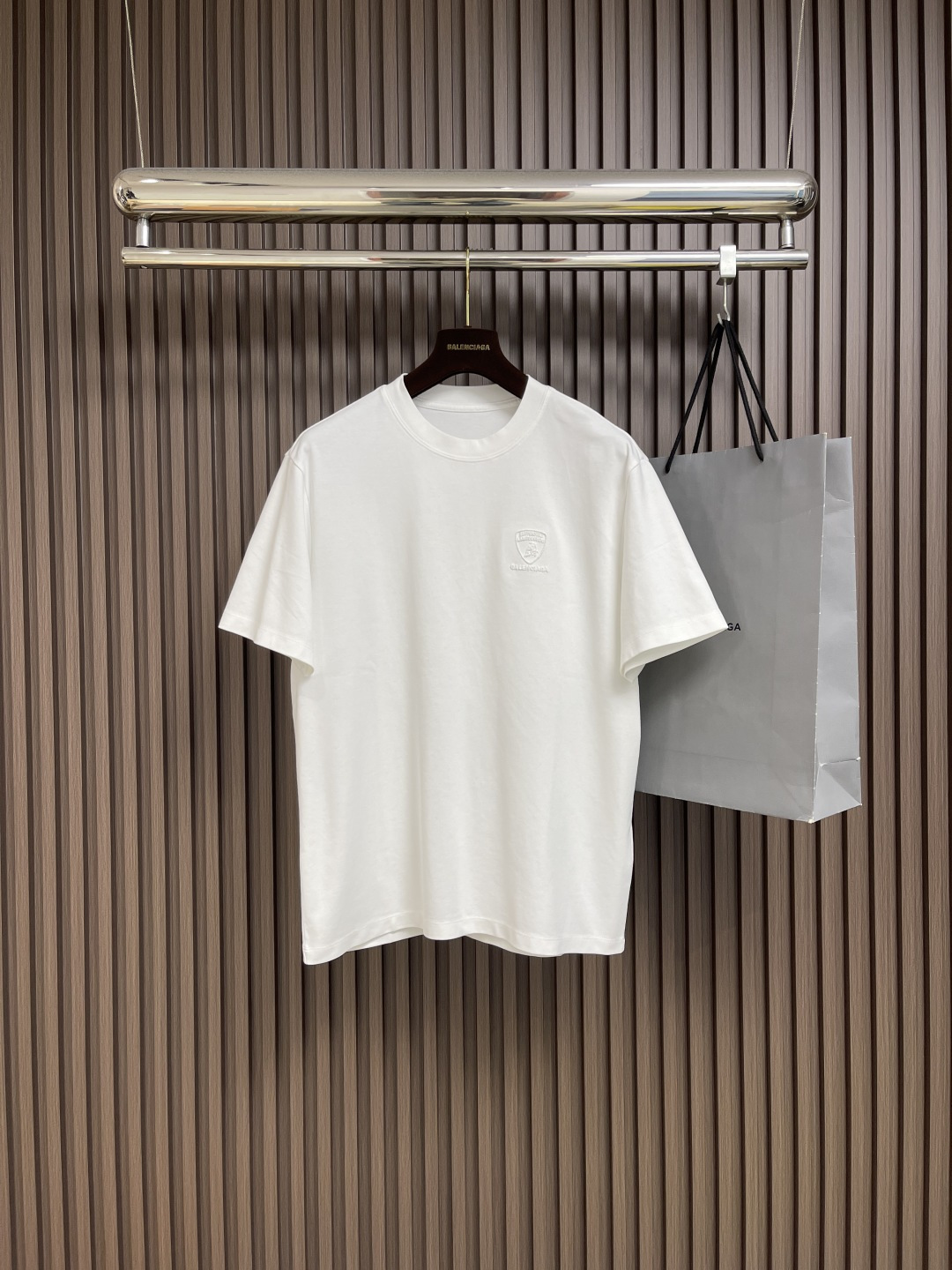 NO:495726,Balenciaga X co-branded Lamborghini embroidered short-sleeved T-shirt, the fabric is customized with original custom dyed, the touch is soft, the overall wiring is straight and delicate, the fabric is comfortable and soft, the color is consistent and there is no color difference, it can be matched with the same style to create a fashionable look, and it can be customized for various occasions, custom auxiliary materials, complete three standards, the same style for men and women!  Size M-5XL M size bust 106 Shoulder width 46.8 Clothes length 68.5 L size bust 110 Shoulder width 48 Clothes length 70 XL size bust 114 Shoulder width 49.2 Clothes length 71.5 XXL size bust 118 Shoulder width 50.4 Clothes length 73 3XL size bust 122 Shoulder width 51.6 Clothes length 74 4XL size bust 126 Shoulder width 52.8 Clothes length 75 5XL size bust 130 Shoulder width 54 Clothes length 76,,balenciaga,T-shirt,tees,t-shirt,alexander wang19860909Balenciaga X 联名兰博基尼刺绣短袖T恤,面料采用原版定制定染全面双纱 手感柔软 整体走线平直细腻 面料舒适柔软 颜色一致无色差 能与同款搭配营造时尚造型,驾驭各种场合,定制辅料,三标齐全,男女同款！尺码M-5XL M码胸围106 肩宽46.8 衣长68.5 L码胸围110 肩宽48 衣长70 XL码胸围114 肩宽49.2 衣长71.5 XXL码胸围118肩宽50.4衣长73 3XL码胸围122肩宽51.6衣长74 4XL码胸围126肩宽52.8 衣长75 5XL码胸围130肩宽54 衣长76,,balenciaga,T-shirt,tees，t-shirt,alexander wang,Men's clothing