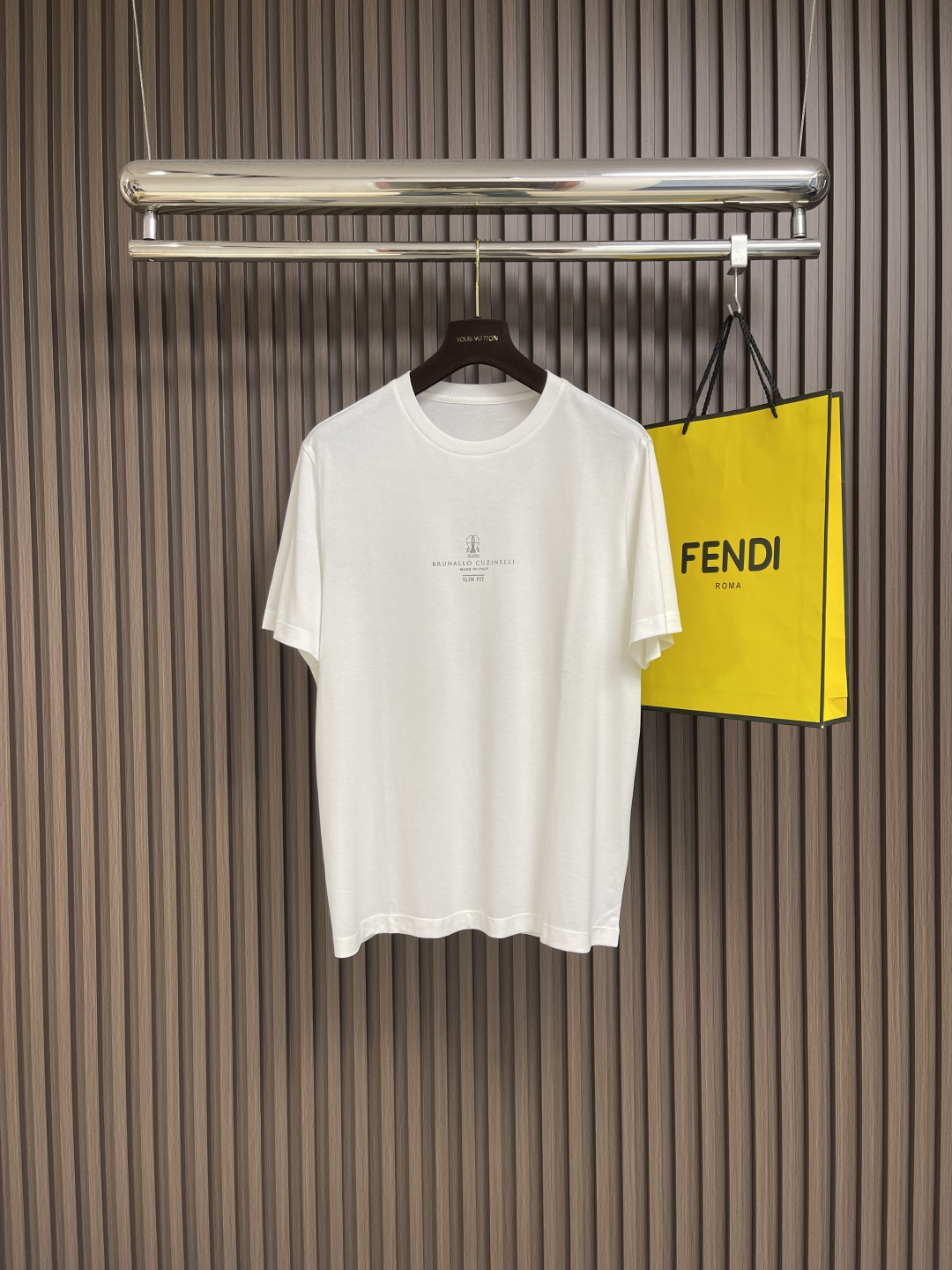 NO:473284,Brunello Cucinelli BC letter logo printed round neck T-shirt. Early spring series, customized long lemon cotton, cotton is soft and comfortable, light and breathable, simple and atmospheric, low-key and luxurious, and productive!  The chest is decorated with BC logo print, breaking the monotony of solid color design, elegant and generous. It also has brand recognition. Size M-5XL M size bust 106 shoulder width 46.8 Clothes length 68.5 L size bust 110 shoulder width 48 Clothes length 70 XL size bust 114 shoulder width 49.2 Clothes length 71.5 XXL size bust 118 shoulder width 50.4 Clothes length 73 3XL size bust 122 shoulder width 51.6 Clothes length 74 4XL size bust 126 shoulder width 52.8 Clothes length 75 5XL size bust 130 shoulder width 54 Clothes length 76, brunello cucinelli,tees, t-shirt,alexander wang19860909Brunello Cucinelli BC 字母logo印花圆领T恤.早春系列,客供定制长绒棉、棉质柔软舒适、轻盈透气,简约大气、低调奢华、有品！胸前饰以BC徽标印花,打破纯色设计的单调感,优雅大方.又具有品牌辨识度.尺码M-5XL M码胸围106 肩宽46.8 衣长68.5 L码胸围110 肩宽48 衣长70 XL码胸围114 肩宽49.2 衣长71.5 XXL码胸围118肩宽50.4衣长73 3XL码胸围122肩宽51.6衣长74 4XL码胸围126肩宽52.8 衣长75 5XL码胸围130肩宽54 衣长76,,brunello cucinelli,tees，t-shirt,alexander wang,Men's clothing