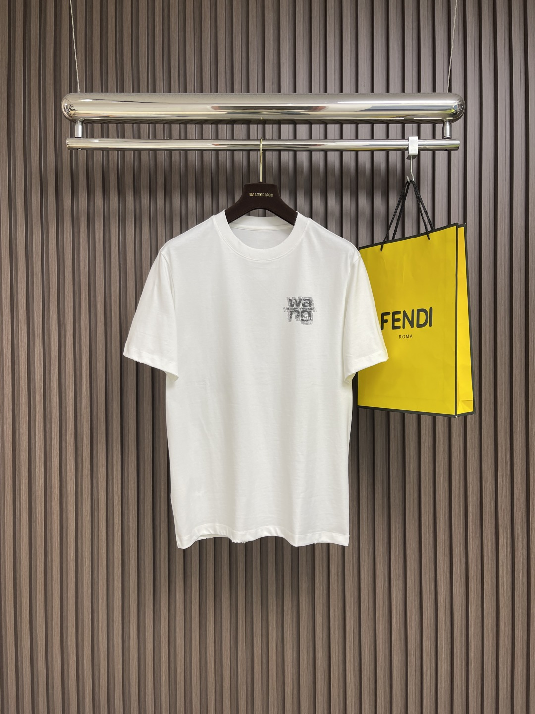 NO:473280,Alexander wang 2025ss Spring and Summer New Printed Letter Logo Round Neck T-shirt, good at shaping the hearts of young people, free and simple lifestyle and trend-oriented elements are deeply sought after by celebrities. It belongs to the os loose style, combined with the design of the shoulder, and the clean and simple color scheme is particularly durable. It is suitable for daily life. The fabric is made of pure cotton, with good elasticity and high-quality materials. The advantage is that it is skin-friendly and breathable, and there is no sense of burden at all. Size M-5XL M size bust 106 Shoulder width 46.8 Clothes length 68.5 L size bust 110 Shoulder width 48 Clothes length 70 XL size bust 114 Shoulder width 49.2 Clothes length 71.5 XXL size bust 118 Shoulder width 50.4 Clothes length 73 3XL size bust 122 Shoulder width 51.6 Clothes length 74  4XL size bust 126 shoulder width 52.8 Clothes length 75 5XL size bust 130 shoulder width 54 Clothes length 76, tees, t-shirt, alexander wang19860909Alexander wang 2025ss春夏新款印花字母logo圆领T恤,善于塑造年轻人的心,自由简约的生活方式和顺应潮流的元素深受明星达人的追捧.它是属于 os 宽松版型,结合正肩的设计,结合干净简单的配色就特别耐看,适合日常,面料是选用的是纯棉,弹性较好,高品质的材质,优点就是亲肤透气,完全没有负担感.尺码M-5XL M码胸围106 肩宽46.8 衣长68.5 L码胸围110 肩宽48 衣长70 XL码胸围114 肩宽49.2 衣长71.5 XXL码胸围118肩宽50.4衣长73 3XL码胸围122肩宽51.6衣长74 4XL码胸围126肩宽52.8 衣长75 5XL码胸围130肩宽54 衣长76,,tees，t-shirt,alexander wang,Men's clothing