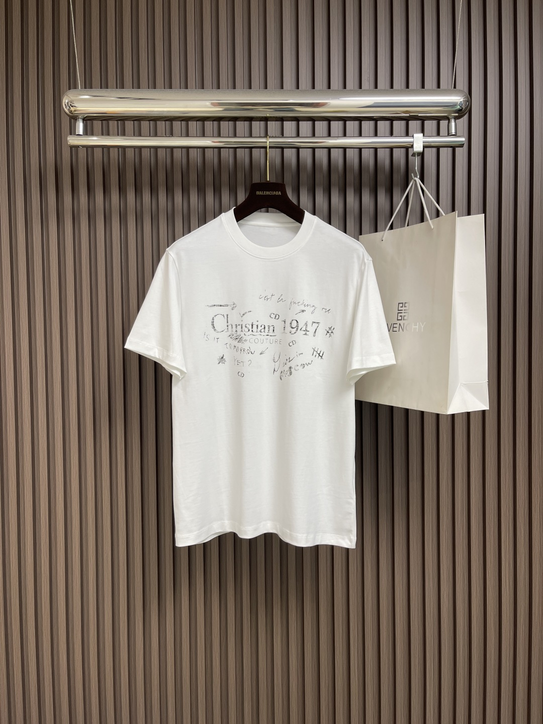 NO:504470,Dior signature printed short-sleeved T-shirt, made of cotton jersey fabric, weighing 310g, matched with 32s double yarn rib, weighing 280g, handwriting style christian dr 1947 logo letter pattern adopts transfer process, with thermal transfer technology to support a firm adhesive molding printing pattern. The neckline, cuffs, hem and other parts are sewn with fine double needle thread, loose style, the same style as men and women!  Size M-5XL M size bust 106 Shoulder width 46.8 Clothes length 68.5 L size bust 110 Shoulder width 48 Clothes length 70 XL size bust 114 Shoulder width 49.2 Clothes length 71.5 XXL size bust 118 Shoulder width 50.4 Clothes length 73 3XL size bust 122 Shoulder width 51.6 Clothes length 74 4XL size bust 126 Shoulder width 52.8 Clothes length 75 5XL size bust 130 Shoulder width 54 Clothes length 76,,dior,T-shirt,tees,t-shirt,alexander wang19860909Dior 签名印花短袖t恤,采用棉质平纹针织面料,克重310g,搭配32s双纱罗纹,克重280g,手写风格 christian dr 1947 标志字母图案选用转移工艺,以热转印技术加持牢固粘合剂成型印花图案,领口、袖口、下摆等部分都有精细双针走线的缝制,宽松版型,男女同款！尺码M-5XL M码胸围106 肩宽46.8 衣长68.5 L码胸围110 肩宽48 衣长70 XL码胸围114 肩宽49.2 衣长71.5 XXL码胸围118肩宽50.4衣长73 3XL码胸围122肩宽51.6衣长74 4XL码胸围126肩宽52.8 衣长75 5XL码胸围130肩宽54 衣长76,,dior,T-shirt,tees，t-shirt,alexander wang,Men's clothing