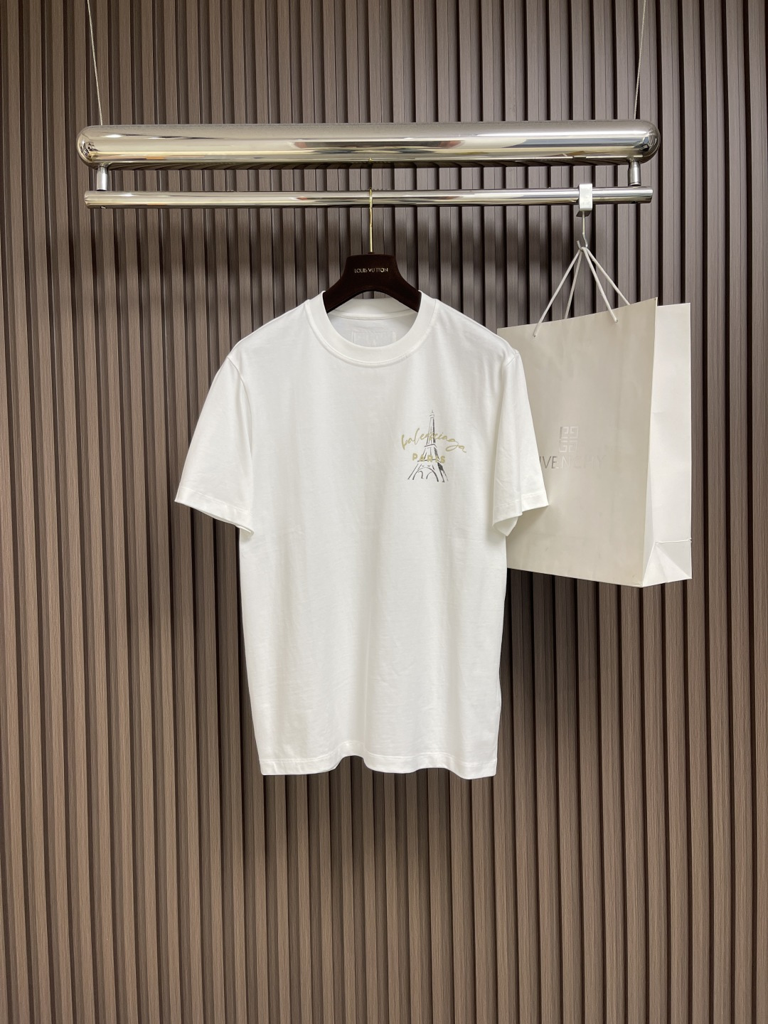 NO:470666,Balenciaga 2025SS Spring and Summer New Paris Tower Print Round Neck Short Sleeve T-shirt. Classic round neck, comfortable and simple round neck design, fits the curve of the neck, is not tight or restrained, and can freely show comfortable posture whether it is daily travel or leisure gathering. The chest is full of artistic Paris Tower Print, paired with the words 'balenciaga PARIS', the brushstrokes seem to be outlined casually, with unique artistic tension. The Paris Tower Print and inspirational English copywriting behind it. This is your Sunday evening reminder that you can handle whatever this week throws at  You.' Combined with it, it not only shows the romantic style of Paris, but also conveys a positive attitude towards life. The ribbed design at the neckline enhances the structure and will not be easily deformed after wearing it. The 'PARIS 1968' label on the back seems to hide the exclusive memory of the brand and Paris, low-key but full of connotation, showing a unique style. Black and white are available in two colors, classic and versatile, white is simple and fresh, and can easily adapt to various styles of bottoms. Whether it is casual or casual and exquisite, it can be perfectly controlled, allowing you to show the brand's fashion charm anytime and anywhere. Size M-5XL M size bust 106 Shoulder width 46.8 Clothes length 68.5 L size bust 110 Shoulder width 48 Clothes length 70 XL size bust 114 Shoulder width 49.2 Clothes length 71.5  XXL size bust 118 shoulder width 50.4 clothes length 73 3XL size bust 122 shoulder width 51.6 clothes length 74 4XL size bust 126 shoulder width 52.8 clothes length 75 5XL size bust 130 shoulder width 54 clothes length 76, balenciaga,balenciaga,T-shirt,tees,t-shirt,alexander wang19860909Balenciaga 巴黎世家 2025SS春夏新品巴黎铁塔印花圆领短袖T恤.经典圆领,自在舒适简约圆领设计,贴合颈部曲线,不紧绷不束缚,无论是日常出行还是休闲聚会,都能自在展现舒适姿态.胸前是艺术感十足的巴黎铁塔印花,搭配'balenciaga PARIS '字样,笔触仿佛随性勾勒,带着独特的艺术张力.背后的巴黎铁塔印花与励志英文文案'This is your Sunday evening reminder that you can handle whatever this week throws at you.'相结合,既展现了巴黎的浪漫风情,又传递出积极向上的生活态度.领口处的罗纹设计,增强了的结构感,久穿不易变形.后背的'PARIS 1968'标签,像是藏着品牌与巴黎的专属记忆,低调却充满内涵,彰显独特格调.黑白双色可选,黑色经典百搭,白色简约清新,轻松适配各种风格的下装,无论是的随性,还是休闲的精致,都能完美驾驭,让你随时随地,尽显品牌的时尚魅力.尺码M-5XL M码胸围106 肩宽46.8 衣长68.5 L码胸围110 肩宽48 衣长70 XL码胸围114 肩宽49.2 衣长71.5 XXL码胸围118肩宽50.4衣长73 3XL码胸围122肩宽51.6衣长74 4XL码胸围126肩宽52.8 衣长75 5XL码胸围130肩宽54 衣长76,,balenciaga,balenciaga,T-shirt,tees，t-shirt,alexander wang,Men's clothing