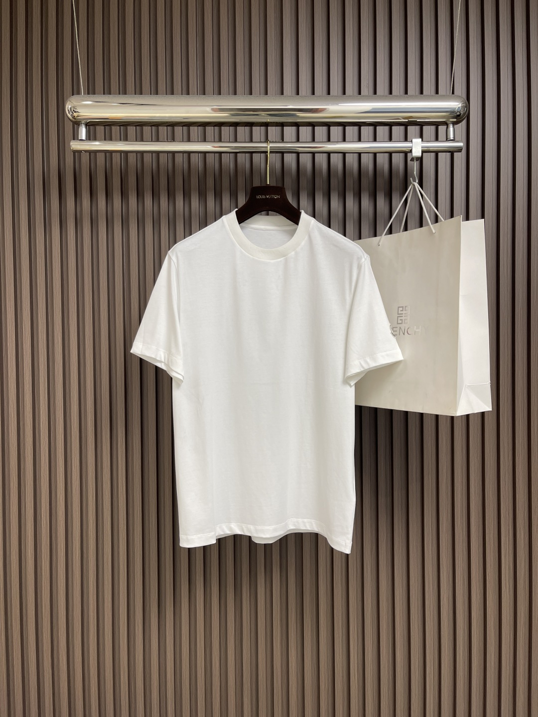 NO:495714,MONCLER logo patch short-sleeved T-shirt, the fabric is made of Xinjiang long velvet cotton 32 double-strand fabric 240 grams of double yarn, and is embroidered with Bailingda embroidery machine. The overall thread is straight and delicate, the fabric is comfortable and soft, and the color is consistent and no color difference. It can be matched with the same style to create a fashionable look, control various occasions, customize auxiliary materials, complete three standards, the same style for men and women!  Size M-5XL M size bust 106 Shoulder width 46.8 Clothes length 68.5 L size bust 110 Shoulder width 48 Clothes length 70 XL size bust 114 Shoulder width 49.2 Clothes length 71.5 XXL size bust 118 Shoulder width 50.4 Clothes length 73 3XL size bust 122 Shoulder width 51.6 Clothes length 74 4XL size bust 126 Shoulder width 52.8 Clothes length 75 5XL size bust 130 Shoulder width 54 Clothes length 76, T-shirt,tees,t-shirt,alexander wang19860909MONCLER 标志贴布短袖T恤,面料采用新疆长绒棉32支双股面料240克双纱 采用百灵达刺绣机作业章仔绣花.整体走线平直细腻,面料舒适柔软,颜色一致无色差 能与同款搭配营造时尚造型,驾驭各种场合,定制辅料,三标齐全,男女同款！尺码M-5XL M码胸围106 肩宽46.8 衣长68.5 L码胸围110 肩宽48 衣长70 XL码胸围114 肩宽49.2 衣长71.5 XXL码胸围118肩宽50.4衣长73 3XL码胸围122肩宽51.6衣长74 4XL码胸围126肩宽52.8 衣长75 5XL码胸围130肩宽54 衣长76,,T-shirt,tees，t-shirt,alexander wang,Men's clothing