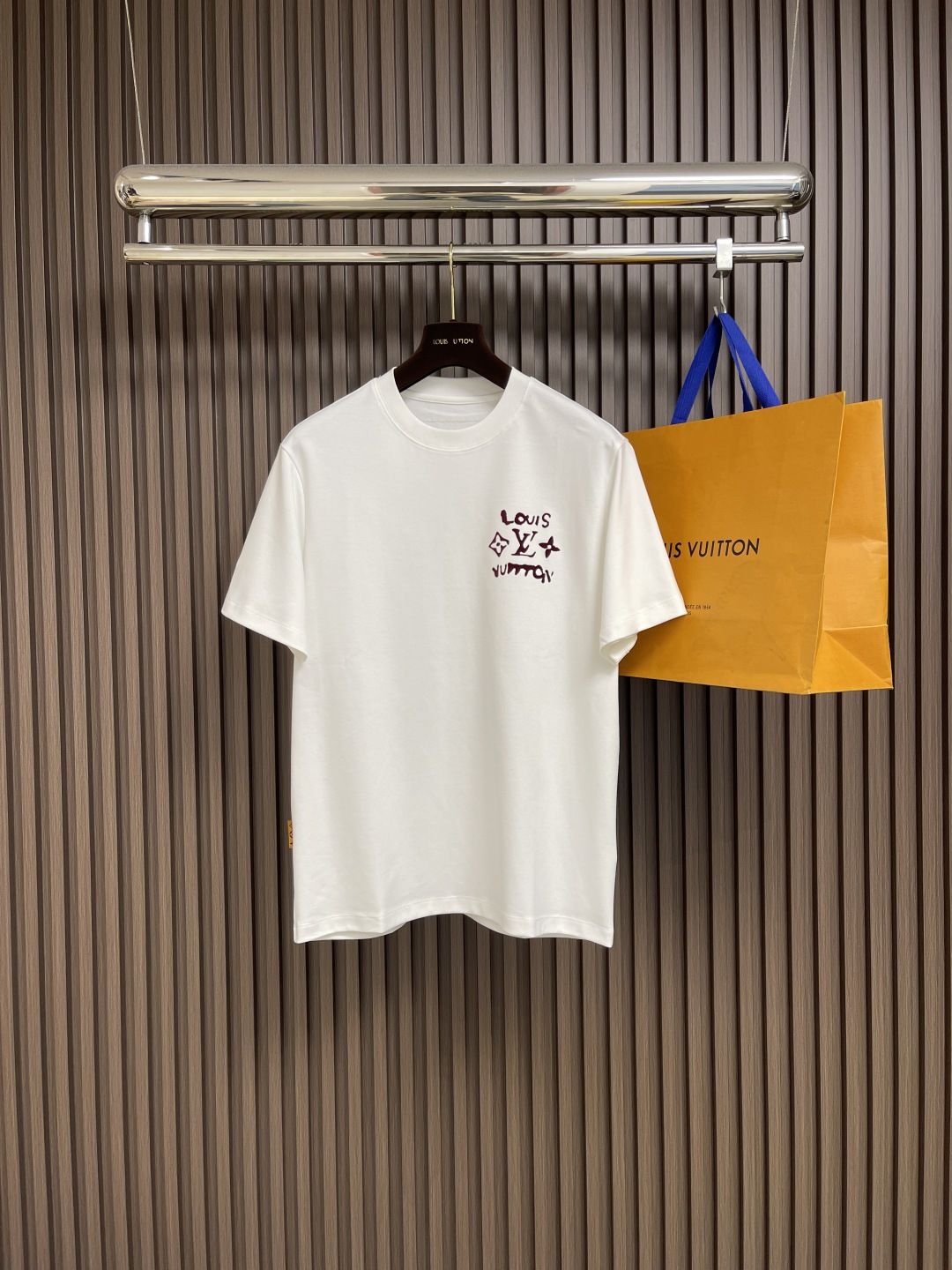 NO:470642,LV flocking patch short-sleeved T-shirt, the fabric is made of high-grough heavy-washed double yarn fabric, flocking letter embroidery technology, light luxury, the overall thread is straight and delicate, the fabric is comfortable and soft, the color is consistent and there is no color difference, it can be matched with the same style to create a fashionable look, control various occasions, customize auxiliary materials, complete three standards, the same style for men and women!  Size M-5XL M size bust 106 Shoulder width 46.8 Clothes length 68.5 L size bust 110 Shoulder width 48 Clothes length 70 XL size bust 114 Shoulder width 49.2 Clothes length 71.5 XXL size bust 118 Shoulder width 50.4 Clothes length 73 3XL size bust 122 Shoulder width 51.6 Clothes length 74 4XL size bust 126 Shoulder width 52.8 Clothes length 75 5XL size bust 130 Shoulder width 54 Clothes length 76,,louis vuitton,T-shirt,tees,t-shirt,alexander wang19860909LV 植绒贴布短袖T恤,面料采用高克重磨毛洗水双纱面料,植绒字母刺绣工艺,轻奢主义,整体走线平直细腻,面料舒适柔软,颜色一致无色差,能与同款搭配营造时尚造型,驾驭各种场合,定制辅料,三标齐全,男女同款！尺码M-5XL M码胸围106 肩宽46.8 衣长68.5 L码胸围110 肩宽48 衣长70 XL码胸围114 肩宽49.2 衣长71.5 XXL码胸围118肩宽50.4衣长73 3XL码胸围122肩宽51.6衣长74 4XL码胸围126肩宽52.8 衣长75 5XL码胸围130肩宽54 衣长76,,louis vuitton,T-shirt,tees，t-shirt,alexander wang,Men's clothing