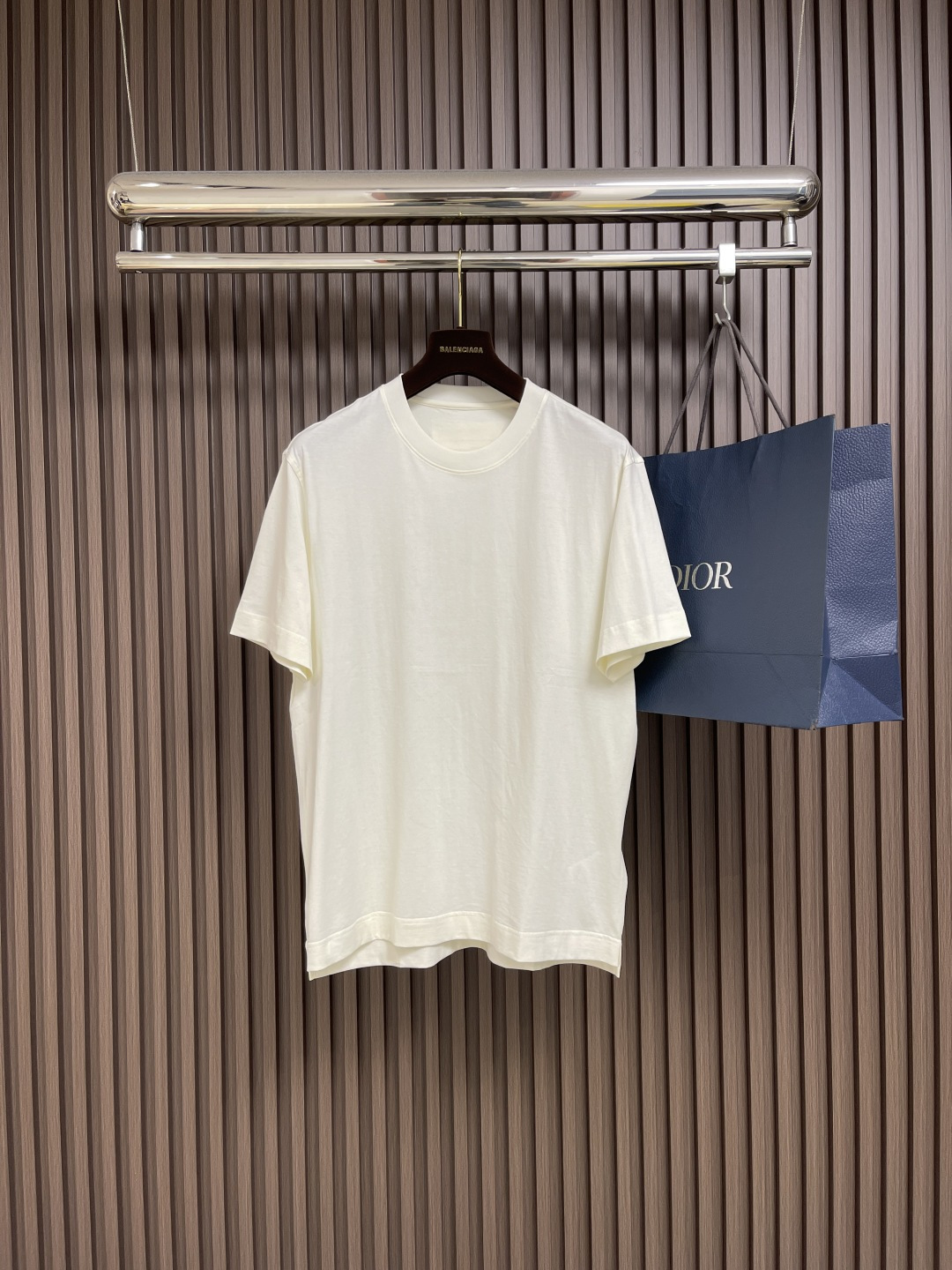 NO:498202,Zegna 2025ss new round neck short-sleeved T-shirt, customized Xinjiang long velvet cotton fabric, back logo logo, high elastic fabric, not easy to deform after wearing. All accessories are customized for the original, skin-friendly, breathable, comfortable, delicate and soft, fashionable and stylish on the upper body!  Size M-5XL M size bust 106 Shoulder width 46.8 Clothes length 68.5 L size bust 110 Shoulder width 48 Clothes length 70 XL size bust 114 Shoulder width 49.2 Clothes length 71.5 XXL size bust 118 Shoulder width 50.4 Clothes length 73 3XL size bust 122 Shoulder width 51.6 Clothes length 74 4XL size bust 126 Shoulder width 52.8 Clothes length 75 5XL size bust 130 Shoulder width 54 Clothes length 76, zegna, T-shirt,tees, t-shirt,alexander wang19860909Zegna 杰尼亚2025ss新款圆领短袖T恤,定制新疆长绒棉面料,后背logo标识、 高弹面料、久穿不易变形 辅料全部原版定制出品,亲肤 透气舒适细腻柔软,上身时尚有型！尺码M-5XL M码胸围106 肩宽46.8 衣长68.5 L码胸围110 肩宽48 衣长70 XL码胸围114 肩宽49.2 衣长71.5 XXL码胸围118肩宽50.4衣长73 3XL码胸围122肩宽51.6衣长74 4XL码胸围126肩宽52.8 衣长75 5XL码胸围130肩宽54 衣长76,,zegna,T-shirt,tees，t-shirt,alexander wang,Men's clothing