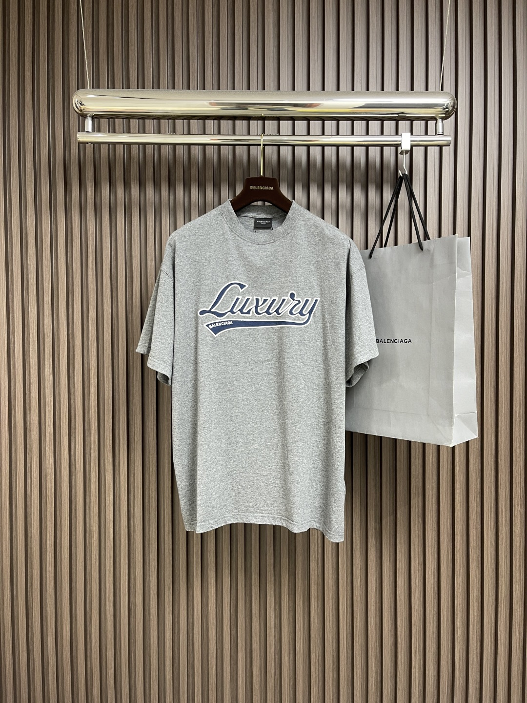 NO:473276,Balenciaga LUXURY SCRIPT embroidered short-sleeved T-shirt is made of pure cotton. It is not a sub-product that is thin and translucent and deforms when pulled. It has a solid workmanship and will not shrink or fade easily after washing. The chest embroidery pattern embroidery can be clearly felt when touched. The embroidery part is slightly raised and has a certain thickness, but it will not make people feel uncomfortable and full of comfort!  The overall wiring is straight and delicate, the fabric is comfortable and soft, the color is consistent and there is no color difference, and it can be matched with the same style to create a fashionable look, and it can be used in various occasions to customize auxiliary materials, complete three standards, the same style as men and women!  Size XS-L, balenciaga, T-shirt,tees, t-shirt,alexander wang19860909Balenciaga LUXURY SCRIPT刺绣字母短袖T恤,采用纯棉材质制作,不是那种薄得透光、一扯就变形的次货,做工扎实,水洗之后也不会轻易缩水或者掉色,胸口点缀图案刺绣,触摸能明显感觉到刺绣部分微微凸起,有一定的厚度,却又不会让人觉得硌得慌,舒适度拉满！整体走线平直细腻,面料舒适柔软,颜色一致无色差,能与同款搭配营造时尚造型,驾驭各种场合,定制辅料,三标齐全,男女同款！尺码XS-L,,balenciaga,T-shirt,tees，t-shirt,alexander wang,Men's clothing