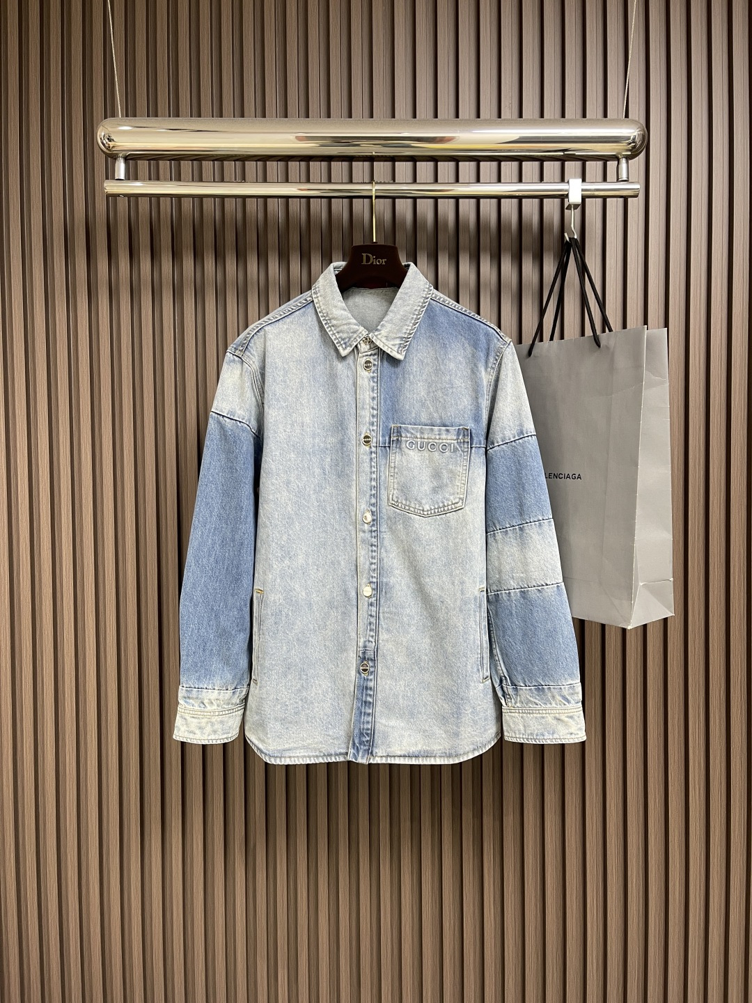 NO:473265,Gucci wash embossed denim jacket, custom-made light blue stone grinding cotton denim silk, full texture, comfortable skin, intertwined with light blue and blue bleaching and white tones, exquisite Gucci embossed logo embellishes the chest pocket, interpreting the unique brand's unique wash craftsman art to cast classics, encountering the poetic changes of denim, fully displaying unique fashion taste, prioritizing the position of the spray gun, spraying the reagent accurately to the designated position according to the design requirements, allowing the reagent to react chemically with the fabric to form a gradual gradient effect, and finally boiling and reinforcing color, using stamping and filling technology to make molds with size and patterns according to the original version, and then stamping at low temperature. After forming, fill with bubble cotton with good buffering performance, sealing with hot melt glue gun, delicate texture and full shape  Enhance the visual impact and the workmanship is complicated and cumbersome. The sand frying hand rub technology is used to treat it on the sand frying machine. The surface of the denim material is naturally faded and worn. Then, the surface is damaged by hand by using special tools. Maintaining the original texture and details and increasing its uniqueness. The heavy washing and whitening process is used to carry out multiple deep treatments on the denim fabric through physical and chemical means to make the surface of the clothing appear a gray effect. Then the denim fabric is polished through the machine to make the surface of the clothing wear. Size 44-46-48-50 S-XL,,gucci,jackets & coats,alexander wang19860909Gucci 水洗压纹牛仔外套,定制幻韵浅蓝石磨水洗棉质丹宁绸 质感十足 舒贴肤 以浅蓝色与蓝色漂白色调交织 如同时光的笔触 精致的Gucci压纹标识点缀于胸前口袋 演绎着独属于品牌的个性洗水匠艺铸经典 邂逅了牛仔的诗意幻变 尽情展现独特的时尚品味,优先定位喷马溜再通过手搓出渐变效果 使用喷枪将试剂溶按照设计要求精确地喷到上的指定位置 让试剂与布料发生化学反应 形成循序渐进的渐变效果 最终再水煮加固色,采用冲压填充技术 根据原版制作大小图案的模具 进而低温冲压 成型后 填充缓冲性能良好的泡泡棉 使用热熔胶枪封口操作 纹理细腻 形态饱满 增强视觉冲击感做工复杂繁琐,采用炒沙手擦技术 通过在炒沙机上进行处理 使牛仔料表面产生自然的褪色和磨损 再纯手工使用特制工具对表面进行物理损伤 保持原始质感和细节而又增加了其独特性,重度洗水磨白工艺 通过物理和化学手段 对牛仔面料进行多次深度处理 使衣物表面呈现出灰暗效果 再通过机器对牛仔面料进行打磨处理 使衣物表面产生磨损效果.尺码44-46-48-50 S-XL,,gucci,jackets & coats,alexander wang,Men's clothing