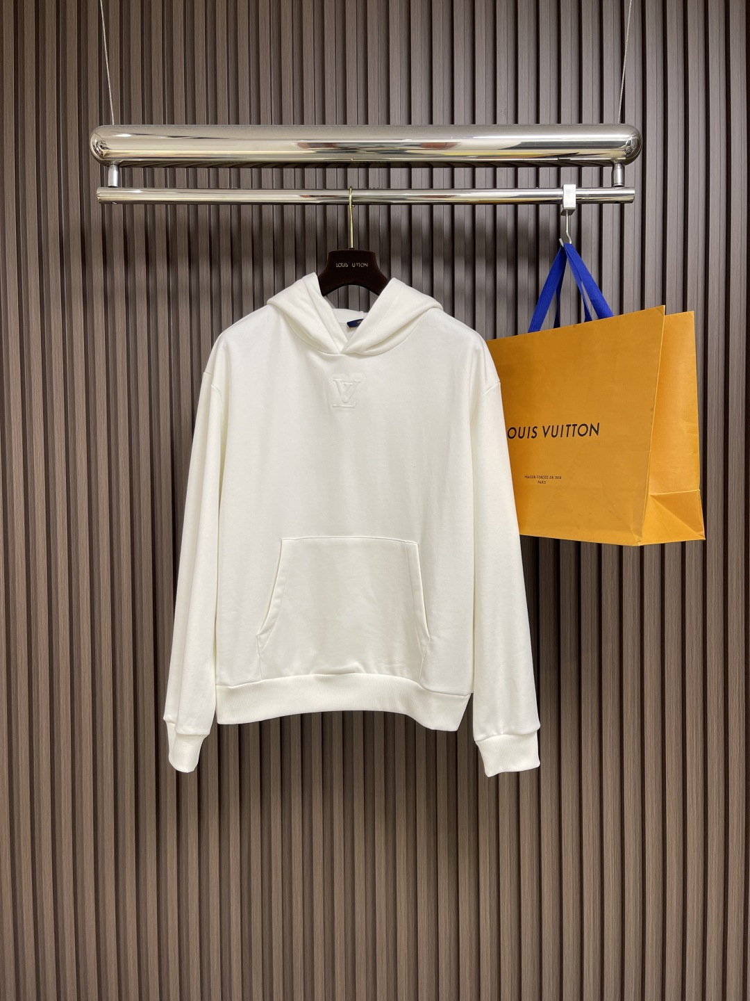 NO:473257,LV logo embossed hooded sweatshirt, custom-made original white cloud-sensing skin-friendly pure cotton sweatshirt material, with a pure white dress, is a symbol of purity and elegance. The iconic LV logo embossed on the collar. The slightly raised texture is enough to demonstrate the noble identity of the wearer. Simple but elegant. The charm of hidden luxury blooms in the details. The new chapter of luxury fashion is enjoyed. The infrared position of the 'LV Logo' is more accurate. It is firm and solid. It uses stamping and filling technology to make molds with large and small patterns according to the original. Then stamp and stamp at low temperature. After forming, the foam cotton with good buffering performance is sealed using a hot melt glue gun. The texture is delicate and the shape is full. The visual impact is enhanced. The workmanship is complex and cushioned. The embroidery process of imported machines uses advanced computer control systems and precise mechanical components to achieve LV logo embroidery operations. High precision is achieved.  The lines are smooth and delicate, the fabric has been washed, the texture is better, it is not easy to deform, it is not easy to shrink, it is not easy to fade, it maintains long-term beauty. Size S-XL,,louis vuitton,hoodie,sweatshirts,hats,alexander wang19860909LV 标识压纹连帽卫衣,定制原版白云感亲肤纯棉卫衣绒料 以一袭纯净之白 是纯净与高雅的象征 标志性LV 标识压纹落于衣领下方 那微微凸起的质感 足以彰显穿着者的尊贵身份 简约而不失高雅 隐奢之韵 于细节处绽放锋芒 奢享时尚新章,采用进口专机红外线定位'LV Logo标识'位置更为精准 牢固结实,采用冲压填充技术 根据原版制作大小图案的模具 进而低温冲压 成型后 填充缓冲性能良好的泡泡棉 使用热熔胶枪封口操作 纹理细腻 形态饱满 增强视觉冲击感做工复杂繁琐,采用进口机刺绣工艺 使用先进的计算机控制系统和精密的机械部件 实现LV 标识廓绣作业 精度高 线条流畅而细腻,面料都经过浇洗 手感质感更佳 不易变形 不易缩水 不易褪色 保持长久的美观.尺码S-XL,,louis vuitton,hoodie,sweatshirts,hats,alexander wang,Men's clothing