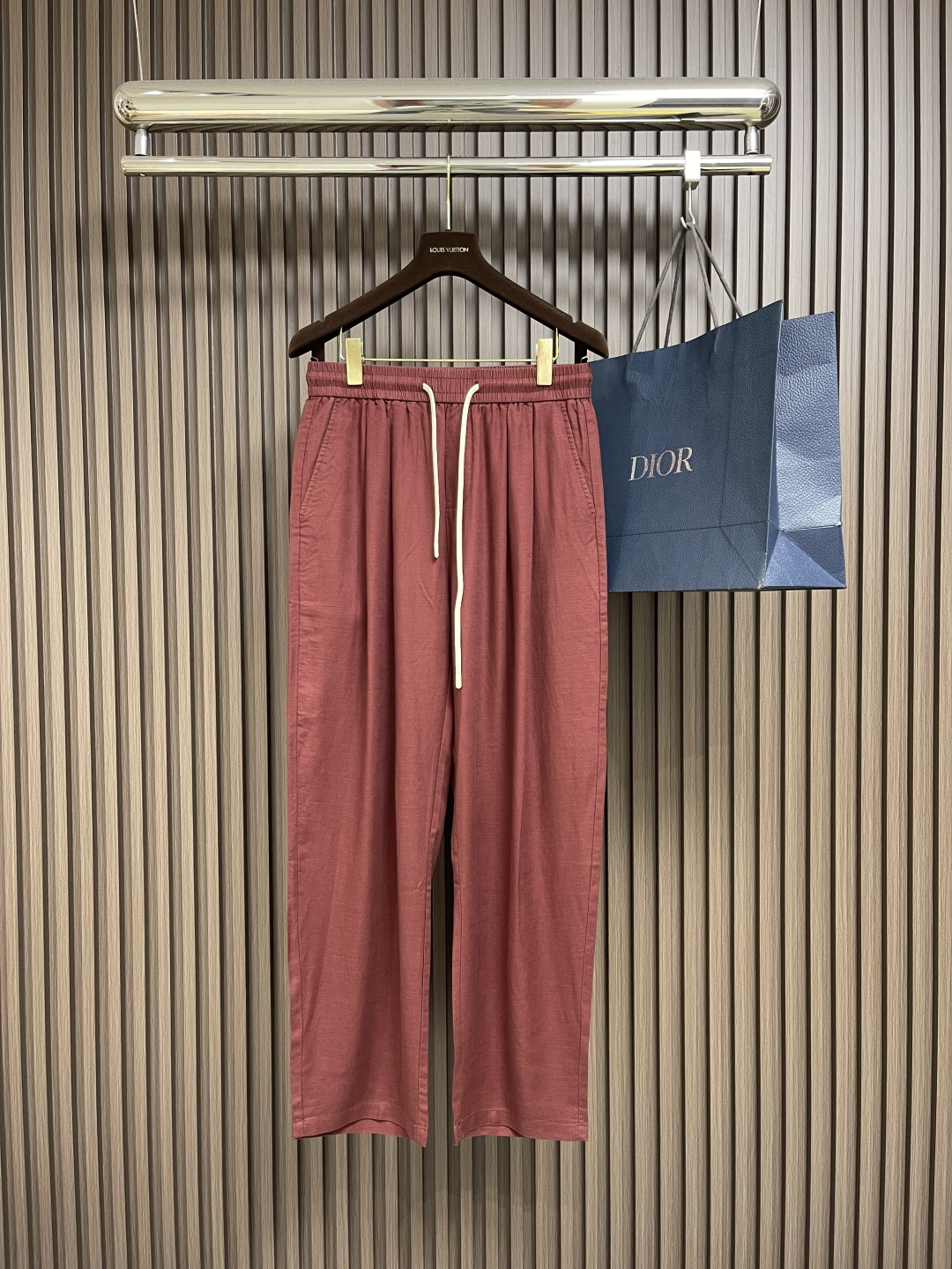 NO:502650,Gucci burgundy linen pants, breathable king-fried style, Gu Shen pants that were asked were burgundy with high-end atmosphere, 75-day silk + 25-line 'soft gold blend, ° breathable and not sweaty, summer wear like air conditioning on your legs! Loose cut and hiding flesh and casual, trouser legs slightly drooping to show your legs, double G-marks on the back waist, low-key grasp the luxury brand texture. Whether it is simple T-walk, or a short top to play hot girl style, a pair of pants activate the entire wardrobe, sisters who know how to breathe and texture close their eyes! Size XS-L, gucci, gold, alexander wang19860909Gucci 酒红亚麻裤,透气王炸款,被问爆的Gu神裤来了酒红色自带高级氛围,75天丝＋25亚麻的「软黄金混纺,°透气不闷汗,夏天穿像背了空调在腿上！宽松剪裁藏肉又随性,裤脚微垂显腿长,后腰刺绣双G标,低调拿捏奢牌质感.不管配简约t走松弛感,还是搭短上衣玩辣妹风,一条裤子盘活整个衣柜,懂透气、要质感的姐妹闭眼入！尺码XS-L,,gucci,gold,alexander wang,Men's clothing