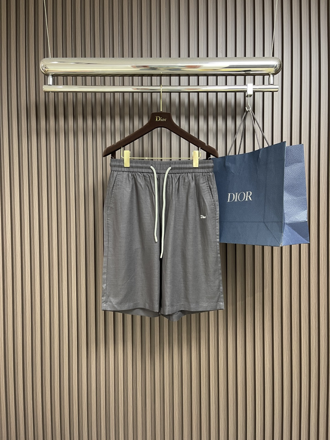 NO:473273,Dior graphite gray sky silk casual five-point shorts, high-end texture full!  Xiaodi graphite gray sky silk, whoever wears it looks good!  Tennis fabric is soft and skin-friendly, breathable and sweat-absorbing, and bid farewell to stuffy and sticky when worn in summer. Classic graphite grey is simple and versatile, and can easily adapt to various types of things. Drawstring design, freely adjusting the waist, comfortable and casual, exquisite 'Dior' embroidery logo, low-key showing luxury style, whether it is daily going out or leisure and vacation, it can make you feel fashionable!  Size XS-L, Dior, shorts, alexander wang19860909Dior 石墨灰天丝休闲五分短裤,高级质感拉满！小迪石墨灰天丝,谁穿谁好看！天丝面料,柔软亲肤,透气又吸汗,夏日穿着告别闷热黏腻.经典石墨灰,简约百搭,轻松适配各种.抽绳设计,可自由调节腰围,舒适又随性,精致'Dior'刺绣标识,低调彰显奢华格调,无论是日常出街还是休闲度假,它都能让你时尚感爆棚！尺码XS-L,,dior,shorts,alexander wang,Men's clothing