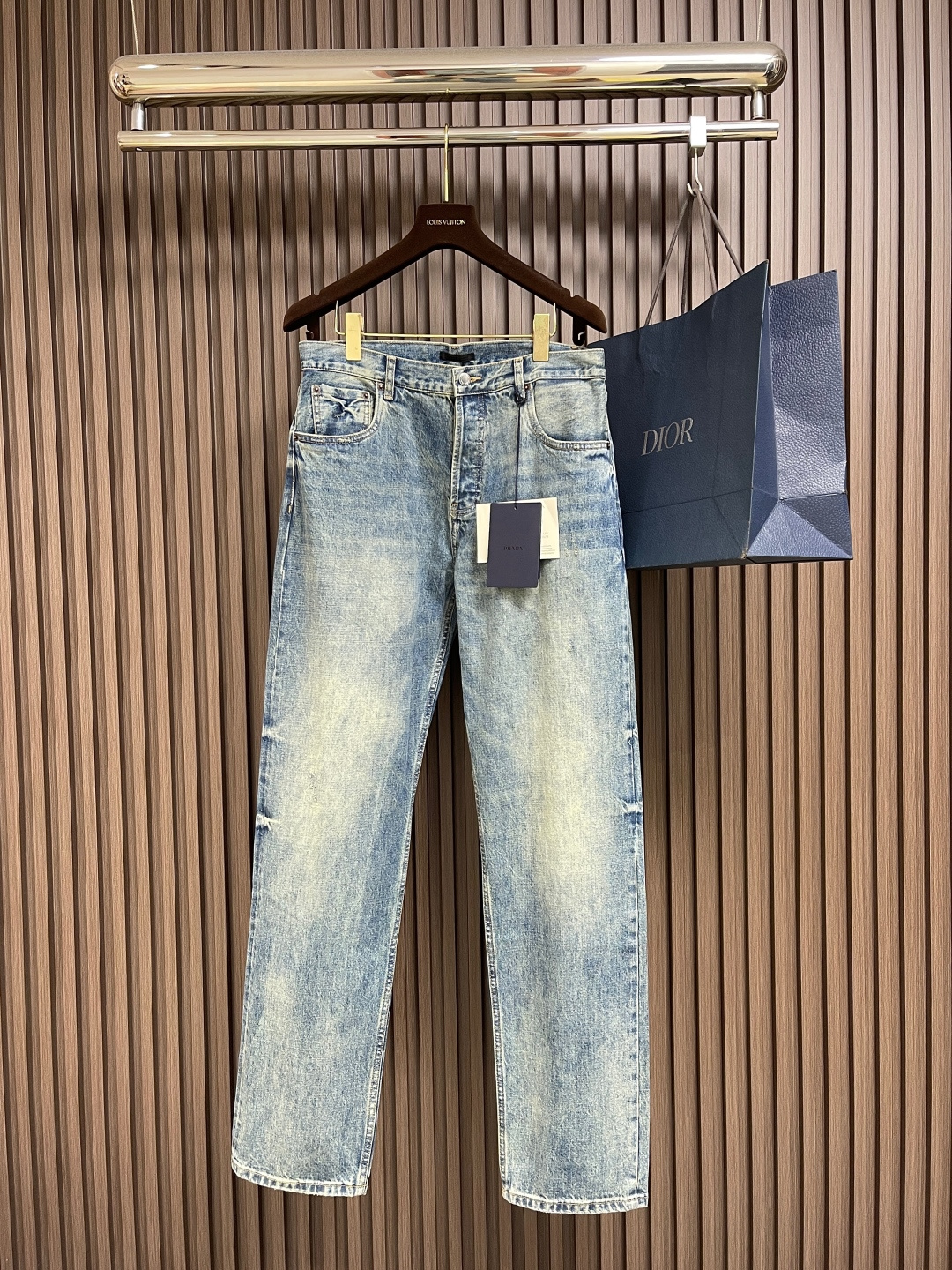 NO:502647,Prada regular old denim jeans, this mid-waist jeans are classically tailored and bleached to highlight the unique texture of denim jeans. It has five pockets and the label is printed with a classic logo. Size 30-32-34-36, prada, jeans, alexander wang19860909Prada 常规款做旧丹宁牛仔裤,这款中腰牛仔裤采用经典剪裁,经过漂白水洗处理,突显丹宁牛仔的别样质感.设有五口袋,标签印有典藏徽标.尺码30-32-34-36,,prada,jeans,alexander wang,Men's clothing