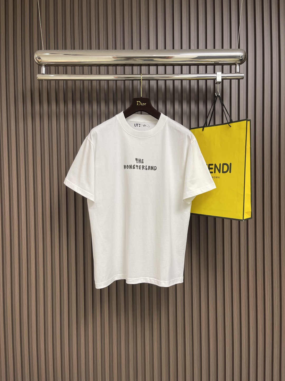 NO:504437,UNIQLO x Labubu co-branded series short-sleeved round neck short-sleeved T-shirt, made of 300 grams of pure cotton fabric, water treatment, delicate and soft feel, customized color thread OS loose style design, the whole piece of carriage is neat and flat, the upper body is casual and comfortable, the printing process white ink direct printing pattern, the pattern is graffiti style mix street elements, Labubu Labubu and the elf family are all showing Size XS-L XS size 69cm long shoulder width 49.5cm bust 106cm S size 71cm shoulder width 51cm bust 110cm M size 74cm shoulder width 53.5cm bust 116cm L size 77cm shoulder width 56cm  Bust 122cm, T-shirt,tees,t-shirt,alexander wang19860909UNIQLO x Labubu 联名系列短袖圆领短袖T恤,采用300克纯棉面料,面料水处理 手感细腻柔软,定制对色螺纹OS宽松版型设计,整件车工走线整齐平整,上身休闲舒适,印花工艺白墨直喷印花图案,图案以涂鸦风格mix街头元素,Labubu拉布布和精灵家族全员亮相 尺码XS-L XS码衣长69cm 肩宽49.5cm 胸围106cm S码衣长71cm 肩宽51cm 胸围110cm M码衣长74cm 肩宽53.5cm 胸围116cm L码衣长77cm 肩宽56cm 胸围122cm,,T-shirt,tees，t-shirt,alexander wang,Men's clothing