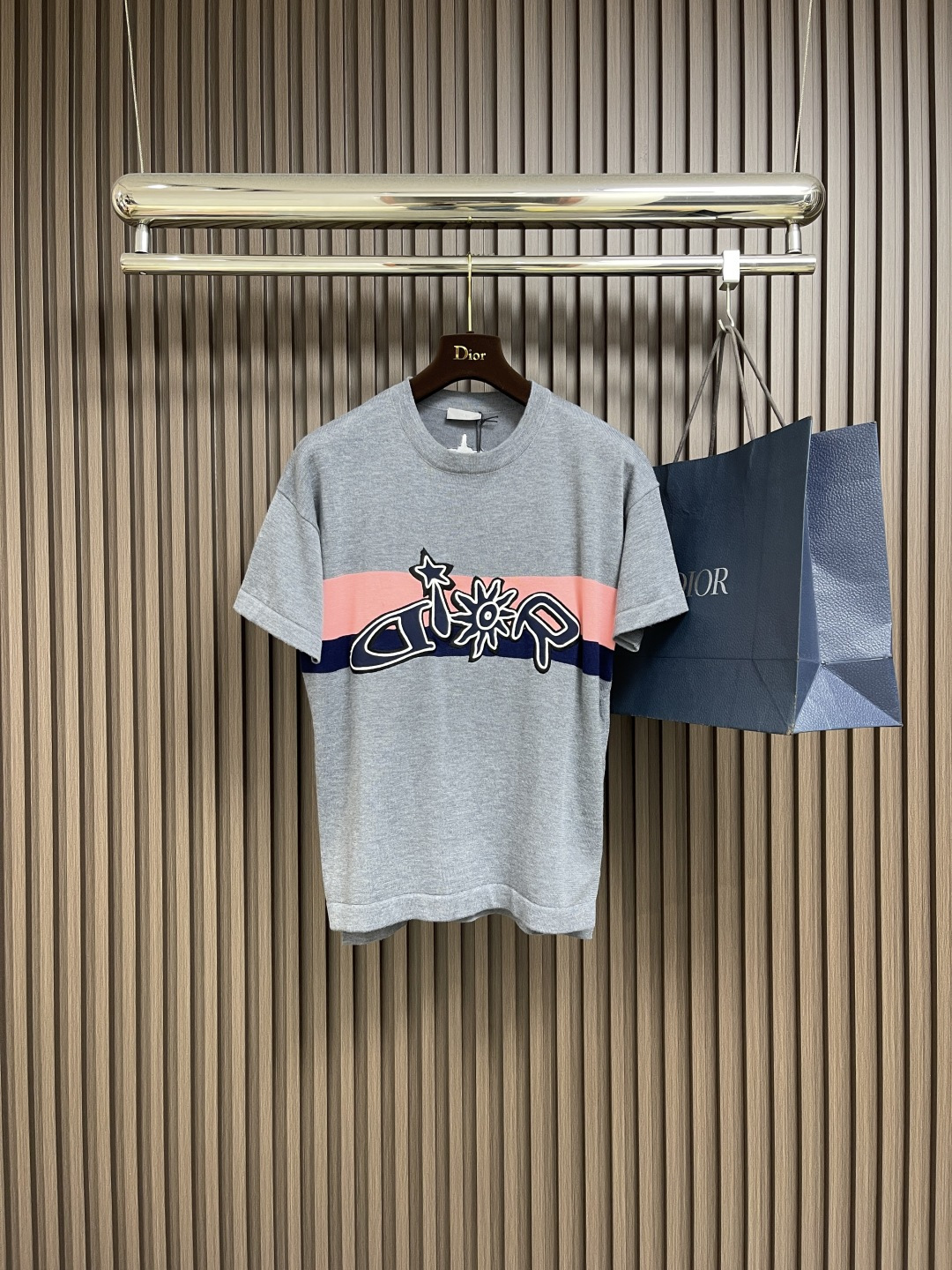 NO:502640,Dior 2025ss new sunflower embroidered round neck short-sleeved T-shirt, grey wool knitted fabric. This T-shirt is a new product in the fall 2025 series, from the AND LEWIS HLTON limited series. It is carefully crafted from gray wool knitted fabric, and the chest is decorated with a co-branded series embroidery, which is reinterpreted in graphic style. The logo can be matched with short prints to create a fashionable look. Size S-XL,,dior,T-shirt,tees,t-shirt,alexander wang19860909Dior 2025ss新款太阳花刺绣圆领短袖T 恤,灰色绵羊毛针织面料 这款T恤是二零二五秋季系列新品,来自 AND LEWIS HLTON 限定系列.采用灰色绵羊毛针织面料精心制作,胸前饰以联名系列刺绣,以图形风格重新诠释 标志.可与印花短搭配,打造时髦造型.尺码S-XL,,dior,T-shirt,tees，t-shirt,alexander wang,Men's clothing