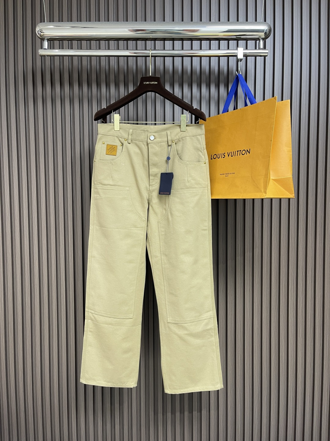 NO:473253,LV denim work pants, which are made of high-density denim fabrics, are wear-resistant and wear-resistant. Even if you wear them frequently and wash them frequently, you don’t have to worry about them being easily pilled or worn out. They are practical and full of practicality!  The front splicing structure makes the lines look old and beautiful, visually lengthening and straightening the legs, classic five-bag denim cut + pearlescent rivets, the rivets have a glossy and full texture!  It can be matched with multiple types of clothing to create fashionable styles, customized accessories, complete three standards, the same style as men and women!  Size S-XL 46-52, louis vuitton,alexander wang19860909LV 牛仔工装裤,采用高密度的牛仔面料,耐磨耐穿,就算是经常穿、频繁洗,也不用担心它会轻易起球或者磨损,实用性拉满！正面拼接结构,把线条衬得老好看了,视觉上拉长拉直双腿,经典五袋牛仔剪裁＋珠光铆钉,铆钉光泽感绝,质感拉满！能与多类型服饰搭配营造时尚造型,定制辅料,三标齐全,男女同款！尺码S-XL 46-52,,louis vuitton,alexander wang,Men's clothing
