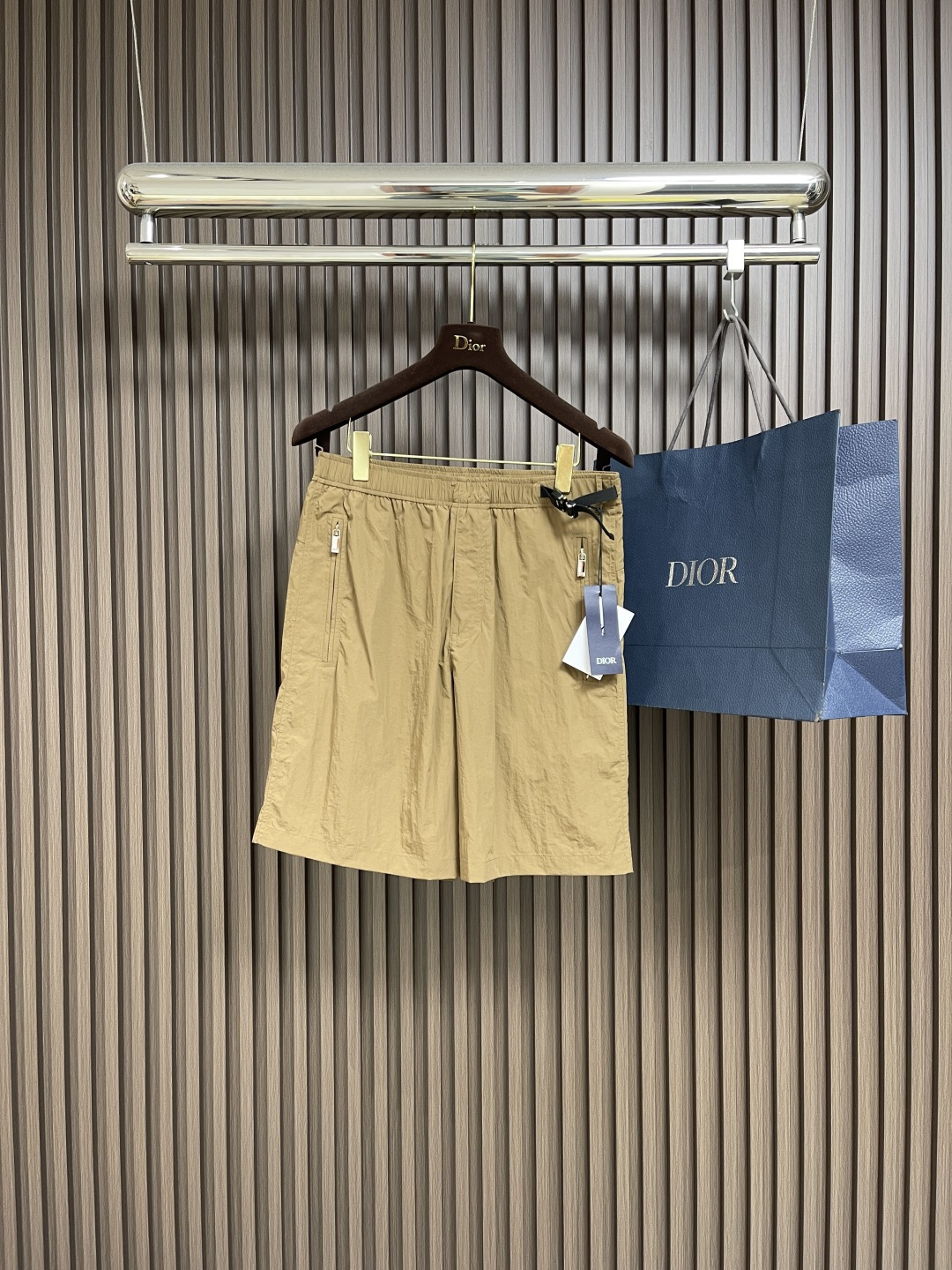 NO:502644,Dior 2025Ss new belt buckle pocket zipper shorts, customized technology fabric, dry and comfortable upper body, smooth and smooth feel Dior tie belt buckle enhances style with elastic waist and side zipper pockets, making the casual style more exquisite and new interpretation of classic items, highlighting the fashionable style and can be matched with T-shirts to create a fashionable and casual matching style. Size S-XL 46-52,,dior, shorts,alexander wang19860909Dior 2025Ss新款腰带扣口袋拉链短裤,定制科技面料,上身干爽舒适,手感爽滑搭配 Dior系结腰带扣提升格调带有弹力腰头和侧面拉链口袋,令休闲版型更显精致全新演绎经典单品,彰显时尚风格可与T 恤搭配,打造时尚休闲的配套造型.尺码S-XL 46-52,,dior,shorts,alexander wang,Men's clothing