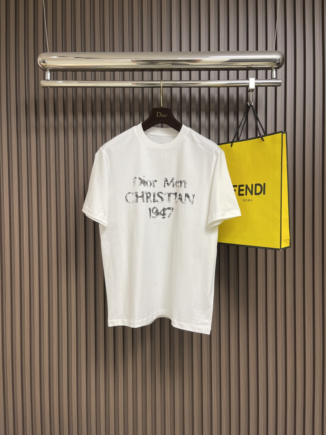 NO:495670,DIOR letter printed short-sleeved T-shirt, using 100% imported pure cotton fabric, the overall line is straight and delicate, the fabric is comfortable and soft, the color is consistent and colorless. It can be matched with the same style to create a fashionable look, control various occasions, customize auxiliary materials, complete three standards, the same style for men and women!  Size M-5XL M size bust 106 Shoulder width 46.8 Clothes length 68.5 L size bust 110 Shoulder width 48 Clothes length 70 XL size bust 114 Shoulder width 49.2 Clothes length 71.5 XXL size bust 118 Shoulder width 50.4 Clothes length 73 3XL size bust 122 Shoulder width 51.6 Clothes length 74 4XL size bust 126 Shoulder width 52.8 Clothes length 75 5XL size bust 130 Shoulder width 54 Clothes length 76,,dior,T-shirt,tees,t-shirt,alexander wang19860909DIOR 字母印花短袖T恤,采用百分百进口纯棉面料,整体走线平直细腻,面料舒适柔软,颜色一致无色差 能与同款搭配营造时尚造型,驾驭各种场合,定制辅料,三标齐全,男女同款！尺码M-5XL M码胸围106 肩宽46.8 衣长68.5 L码胸围110 肩宽48 衣长70 XL码胸围114 肩宽49.2 衣长71.5 XXL码胸围118肩宽50.4衣长73 3XL码胸围122肩宽51.6衣长74 4XL码胸围126肩宽52.8 衣长75 5XL码胸围130肩宽54 衣长76,,dior,T-shirt,tees，t-shirt,alexander wang,Men's clothing