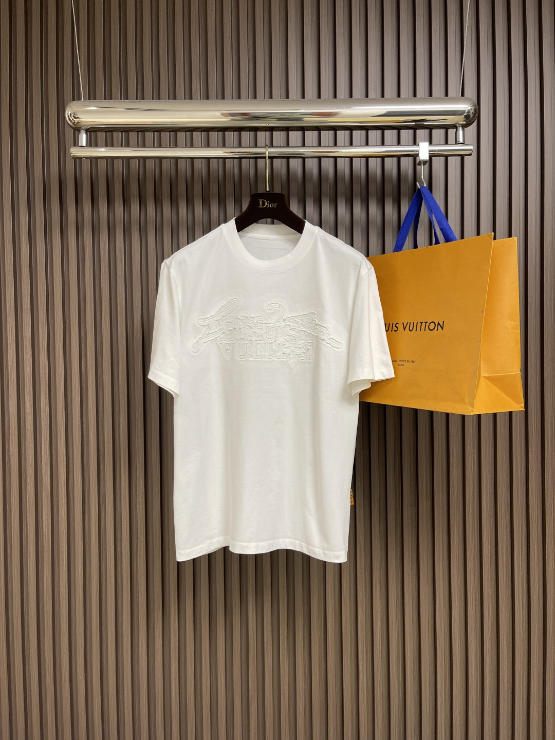 NO:504444,LV embroidered round neck short-sleeved T-shirt, which uses customized cotton fabric, which is comfortable, soft, breathable and sweat-absorbing. The chest is decorated with brand logo embroidery patterns, and the back collar is decorated with brand letter embroidery. It can be matched with multiple types of clothing to create a fashionable look. Customized auxiliary materials are complete, with three standards, the same style as men and women!  Size M-5XL M size bust 106 Shoulder width 46.8 Clothes length 68.5 L size bust 110 Shoulder width 48 Clothes length 70 XL size bust 114 Shoulder width 49.2 Clothes length 71.5 XXL size bust 118 Shoulder width 50.4 Clothes length 73 3XL size bust 122 Shoulder width 51.6 Clothes length 74 4XL size bust 126 Shoulder width 52.8 Clothes length 75 5XL size bust 130 Shoulder width 54 Clothes length 76,,louis vuitton,T-shirt,tees,t-shirt,alexander wang19860909LV 刺绣圆领短袖T恤,采用定制棉质面料,面料舒适柔软透气吸汗,胸前饰以品牌标识刺绣图案,后领同饰以品牌字母刺绣装饰,能与多类型服饰搭配营造时尚造型,定制辅料,三标齐全,男女同款！尺码M-5XL M码胸围106 肩宽46.8 衣长68.5 L码胸围110 肩宽48 衣长70 XL码胸围114 肩宽49.2 衣长71.5 XXL码胸围118肩宽50.4衣长73 3XL码胸围122肩宽51.6衣长74 4XL码胸围126肩宽52.8 衣长75 5XL码胸围130肩宽54 衣长76,,louis vuitton,T-shirt,tees，t-shirt,alexander wang,Men's clothing