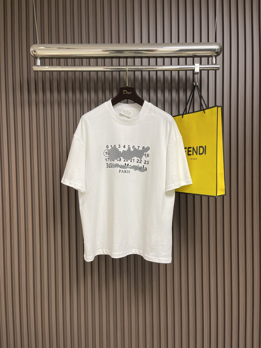 NO:502625,MM6 Majira couple short-sleeved T-shirt, simple and not simple MM6 short-sleeved one-click control of comfort and fashion, couples close their eyes and wear them together to show a new attitude~ High-weight pure cotton knitted, solid and breathable, close to the body, soft and skin-friendly, say goodbye to stuffy and sticky, and full of comfort. Classic simple style, iconic small details on the chest, low-key and recognizable, versatile and not thrust. Loose OS cut, not picky on the figure!  Wearing the same couple, one piece for each person, easily create a relaxed couple outfit, suitable for daily travel and date. Size M-XXL,,masion margiela,masion margiela,T-shirt,tees,t-shirt,alexander wang19860909MM6 马吉拉情侣款短袖T恤,简约不简单的MM6短袖,把舒适与时髦一键拿捏,情侣党闭眼入,一起穿出新态度～高克重纯棉针织,质感扎实又透气,贴身穿柔软亲肤,告别闷热黏腻,舒适度拉满.经典简约风格,胸前标志性小细节,低调又有辨识度,百搭不踩雷.宽松OS裁剪,不挑身材！情侣同穿,一人一件,轻松打造松弛感情侣穿搭,日常出街、约会都适配.尺码M-XXL,,masion margiela,masion margiela,T-shirt,tees，t-shirt,alexander wang,Men's clothing