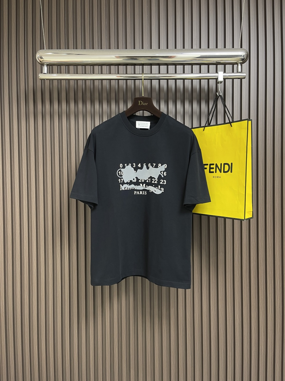 NO:504445,MM6 Majira couple short-sleeved T-shirt, simple and not simple MM6 short-sleeved one-click control of comfort and fashion, couples close their eyes and wear them together to show a new attitude~ High-weight pure cotton knitted, solid and breathable, close to the body, soft and skin-friendly, say goodbye to stuffy and sticky, and full of comfort. Classic simple style, iconic small details on the chest, low-key and recognizable, versatile and not thrust. Loose OS cut, not picky on the figure!  Wearing the same couple, one piece for each person, easily create a relaxed couple outfit, suitable for daily travel and date. Size M-XXL,,masion margiela,masion margiela,T-shirt,tees,t-shirt,alexander wang19860909MM6 马吉拉情侣款短袖T恤,简约不简单的MM6短袖,把舒适与时髦一键拿捏,情侣党闭眼入,一起穿出新态度～高克重纯棉针织,质感扎实又透气,贴身穿柔软亲肤,告别闷热黏腻,舒适度拉满.经典简约风格,胸前标志性小细节,低调又有辨识度,百搭不踩雷.宽松OS裁剪,不挑身材！情侣同穿,一人一件,轻松打造松弛感情侣穿搭,日常出街、约会都适配.尺码M-XXL,,masion margiela,masion margiela,T-shirt,tees，t-shirt,alexander wang,Men's clothing