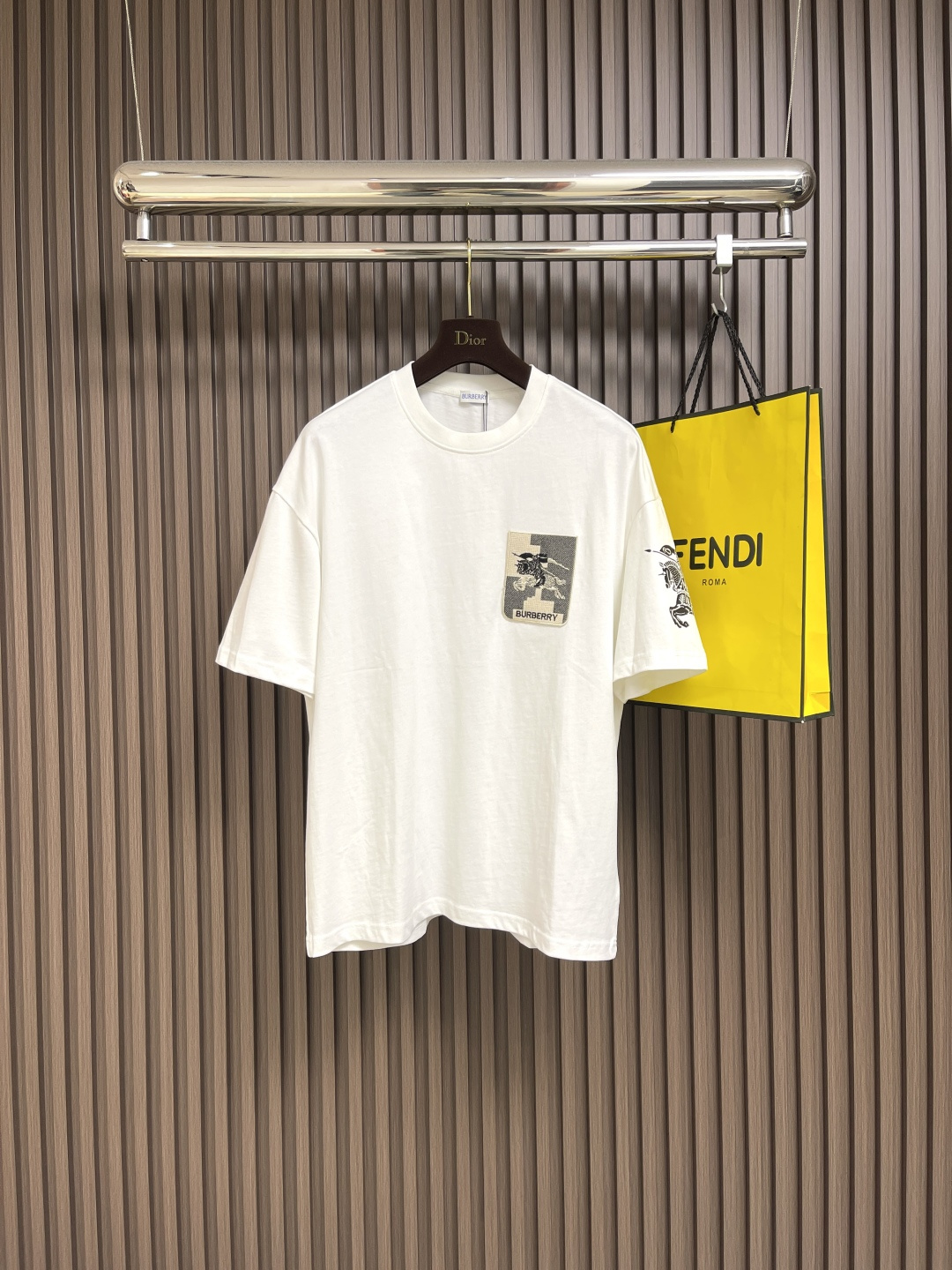 NO:504441,Burberry 2025ss early spring new equestrian knight printed cotton short-sleeved T-shirt, using the new season of the Knight war horse label elements. It is perfectly selected plain woven cotton fabric in terms of material, detail restoration and craftsmanship. It is decorated with equestrian knight logo label, ribbed knit collar, ribbed knit neck sewn, very firm size M-XXL, burberry, T-shirt, tees, t-shirt, alexander wang19860909Burberry 2025ss早春新款马术骑士印花棉质短袖t恤,采用了新一季的骑士战马标签元素,不管是材质还是细节还原度以及工艺制作方面都相当完美精选平织棉面料打造 饰有马术骑士徽标标签,罗纹针织衣领,罗纹针织领口缝制,非常牢固尺码M-XXL,,burberry,T-shirt,tees，t-shirt,alexander wang,Men's clothing