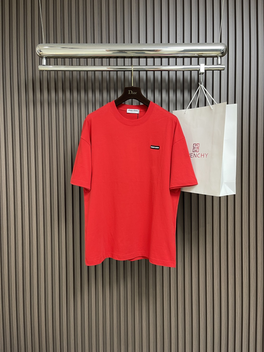 NO:504460,Miumiu 2025SS spring and summer new round neck T-shirt, with high-weight pure cotton fabric, loose shoulder-length silhouette design, with letter logo stamp as the details. The special aircraft has four-wire edge-fitting, imported No.9 round head pin flat car upper collar press line and collar wrap, collar edge, threaded cuffs and threaded hem hand-matched and made general washing process. The same size for men and women, M-XXL, M-XXL, miumiu,tees, t-shirt, alexander wang19860909miumiu 2025SS春夏新款圆领T恤,选用高克重纯棉面料,宽松落肩的廓形设计,以字母logo仔章作为细节点缀.专机四线打边合缝,进口九号圆头针平车上领压线上领包领条,领边和螺纹袖口及螺纹下摆手工磨破后做普洗工艺.男女同款尺码M-XXL,,miumiu,tees，t-shirt,alexander wang,Men's clothing