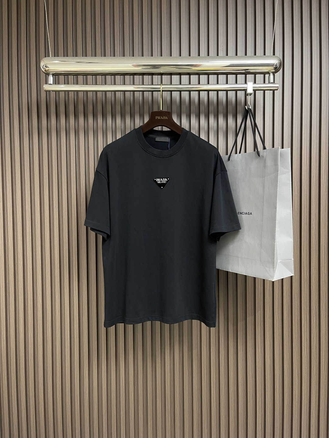 NO:473271,Prada classical letter short-sleeved T-shirt, simple and luxurious style. The exquisite brand logo print on the left chest of the T-shirt is a symbol of Prada's century-old heritage and exquisite craftsmanship, demonstrating unique identity and extraordinary taste. Selected high-quality fabrics, soft and delicate touch, skin-friendly and breathable, and comfortable to wear. Whether it is daily travel, casual gathering or business light occasions, it can be easily adapted, adding fashionable charm to you and becoming a classic item in the wardrobe that never goes out of date. Sizes M-XXL, prada, T-shirt,tees, t-shirt,alexander wang19860909Prada 古典字母仔章短袖T恤,简约中尽显奢华格调,T恤左胸处精致的品牌徽标印花,是Prada百年底蕴与精湛工艺的象征,彰显着独特身份与非凡品味.精选优质面料,触感柔软细腻,亲肤透气,穿着舒适自在,无论是日常出行、休闲聚会还是商务轻场合,它都能轻松适配,为你增添时尚魅力,成为衣橱中永不过时的经典单品.尺码M-XXL,,prada,T-shirt,tees，t-shirt,alexander wang,Men's clothing