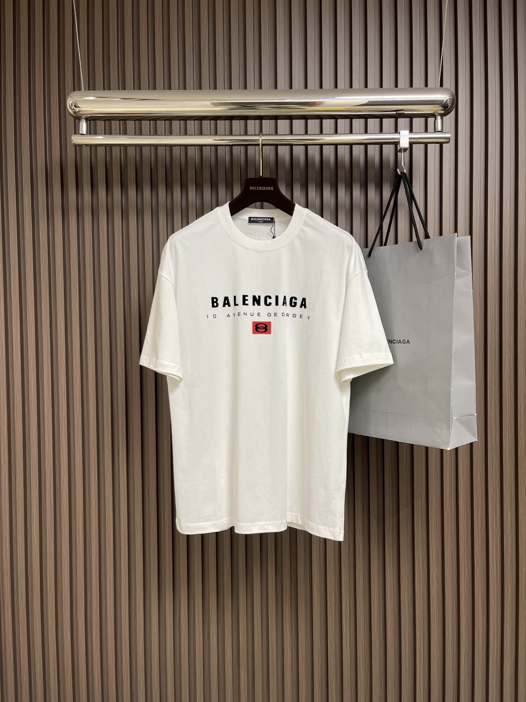 NO:473267,BALENCIAGA BLCG double ring letter short-sleeved T-shirt, this double ring logo tee is the perfect collision between street and luxury. The 230g pure cotton fabric is considered to be a canvas, the double rings are torn and mediocre, and the sharp letters cut into visual critical hits. The Oversize shoulder-falling design has a lazy tone, three-dimensional tailoring but hidden muscles - seem casual, but it is always exquisitely tailored. It is fashionable and eye-catching, and the inner wear can also unlock the cool feeling of the motorcycle, and instantly switch to the trendy mode. The evergreen closet that slays from the show to the corner of the street, tells you that the real trend never catches the season with a effortless sense of luxury. Size M-XXL, balenciaga, balenciaga, versace, T-shirt, tees, t-shirt, alexander wang19860909BALENCIAGA 巴黎世家BLCG双环字母短袖T恤,这件双环logo tee就是街头与奢华的完美碰撞.定织230g纯棉面料以为画布,双环如血般撕裂平庸,锋利字母切割出视觉暴击.Oversize落肩设计自带慵懒腔调,立体剪裁却暗藏筋骨﹣﹣看似随意,实则处处是精裁心机.单穿时尚吸睛,内搭还可解锁机车酷感,混搭瞬间切换潮人模式.从秀场到街角都slay的衣橱常青款,用毫不费力的高级感告诉你真正的潮流从不追赶季节.尺码M-XXL,,balenciaga,balenciaga,versace,T-shirt,tees，t-shirt,alexander wang,Men's clothing