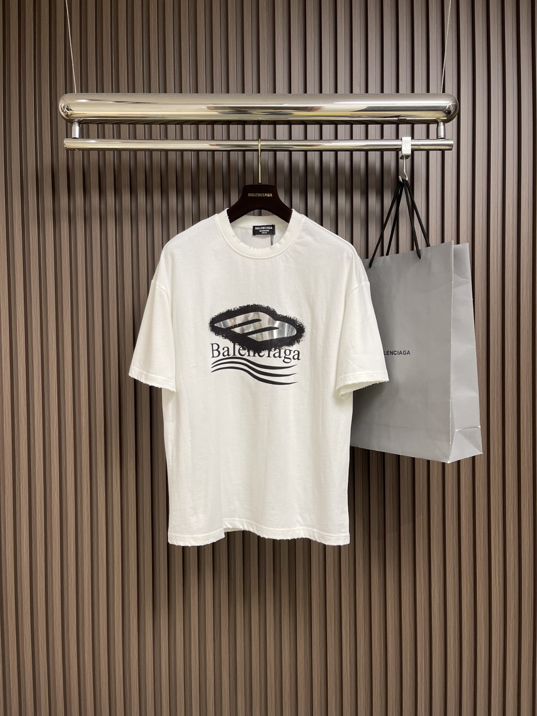 NO:473263,Balenciaga printed logo round neck short-sleeved T-shirt, fixed weaving and dyeing 100% pure cotton double-strand fabric, laundry washing water, front high-definition scanning pattern perfectly restored laser positioning machine printing, neckline ribbed fabric fixed weaving and dyeing, overall line straight and delicate, fabric comfortable and soft, consistent color without color difference, customized auxiliary materials. Size M-XXL,,balenciaga, T-shirt,tees, t-shirt,alexander wang19860909Balenciaga 印花logo圆领短袖T恤,定织定染百分百纯棉双股面料 成衣洗水 前幅高清扫描图案完美还原激光定位机印 领口罗纹面料定织定染色 整体走线平直细腻 面料舒适柔软 颜色一致无色差,定制辅料.尺码M-XXL,,balenciaga,T-shirt,tees，t-shirt,alexander wang,Men's clothing