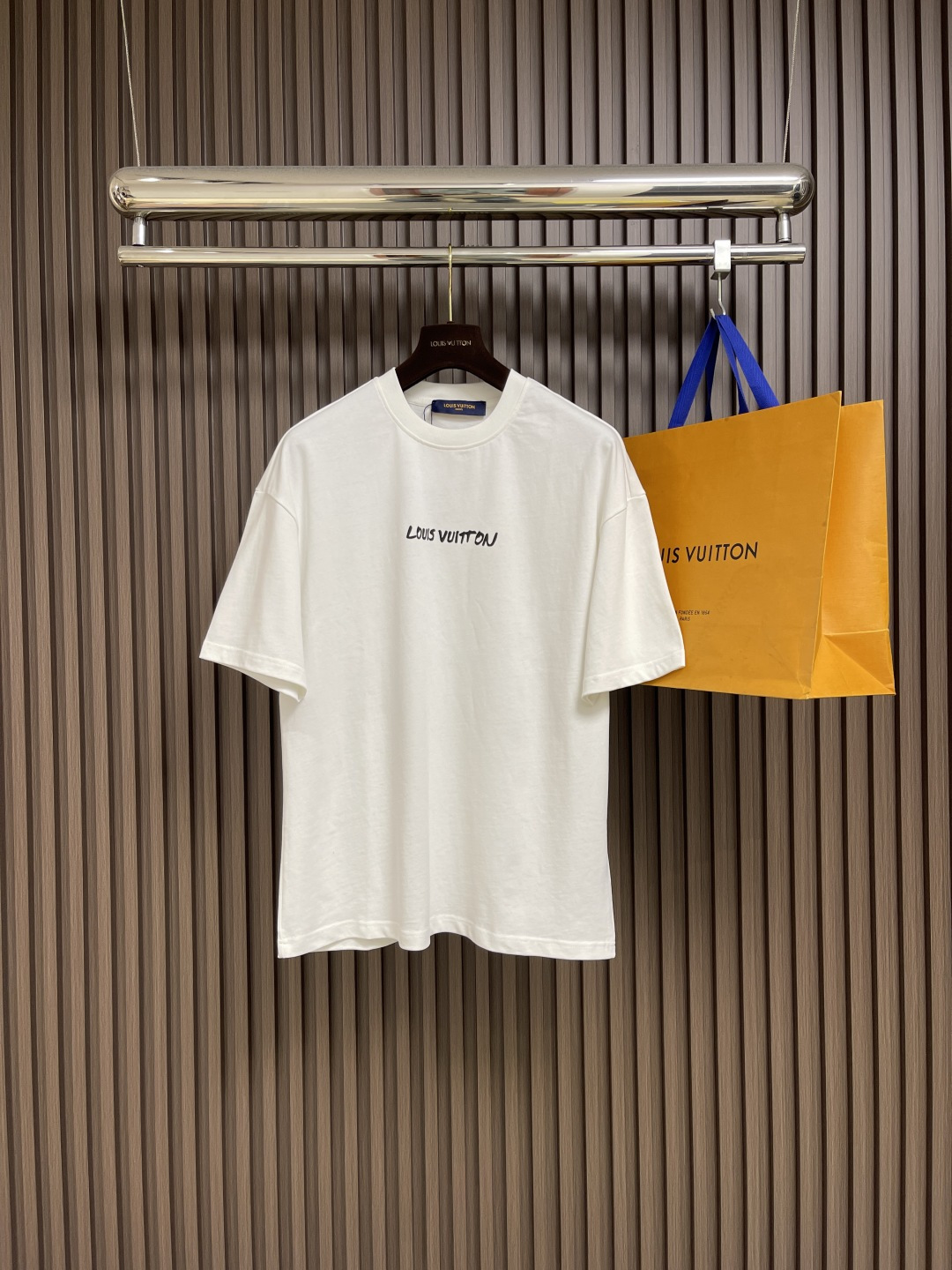 NO:502653,LV 2025fw summer new graffiti embroidered short-sleeved T-shirt, customized 260g cotton double yarn tight and smooth fabric, clean cloth surface, clear cloth pattern, very delicate and solid feel, more strong, tight and wear-resistant, three-dimensional positioning and tailoring of the dress. Size M-XXL,,louis vuitton, T-shirt,tees, t-shirt,alexander wang19860909LV 2025fw夏季新款涂鸦刺绣短袖t恤,定制260g全棉双纱紧密爽滑面料,布面干净,布纹清晰,手感非常细腻扎实,更加力挺 紧实耐磨,整衣立体定位剪裁.尺码M-XXL,,louis vuitton,T-shirt,tees，t-shirt,alexander wang,Men's clothing