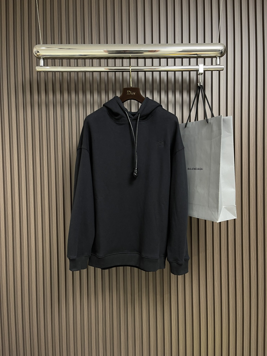 NO:473261,LOEWE leather knot embroidered hooded sweatshirt, using 16S single yarn + 10S single yarn fish scale fixed sweatshirt fabric, 380g paired with 21S 2*2 threads, 470g. By embroidering the same color yarn on the fabric, it is presented on the fabric in the form of embroidery, the pattern is more three-dimensional, vivid and textured. High-quality embroidery technology can make the pattern more delicate, three-dimensional and durable; soft and elastic leather material, the surface of the leather may be specially treated, and the knot process increases texture and beauty. The stitching is usually finely processed to ensure its firmness and durability. The winding and other techniques are used to form a unique texture to enhance the overall design sense. The overall thread is straight and delicate, the fabric is comfortable and soft, and the color is consistent and there is no color difference. It can be matched with the same style to create a fashionable shape, control various occasions, customize auxiliary materials, complete three standards, and the same style for men and women!  Size S-XL, loewe, hoodie, sweatshirts, hats, alexander wang19860909LOEWE 皮革绳结刺绣连帽卫衣,采用16S单纱＋10S单纱鱼鳞定卫衣面料,380g搭配21S 2*2螺纹,470g.通过将同色系纱线在面料上绣出图案,以刺绣的形式呈现在面料上,图案更加立体、生动且富有质感.高质量的刺绣工艺可以使图案更加精细、立体且耐用；采用柔软而富有弹性的皮革材质,皮革表面可能特殊处理,绳结工艺增加质感和美感.缝合处通常经过精细处理,以确保其牢固性和耐用性.采用缠绕等手法,形成独特的纹理提高整体设计感.整体走线平直细腻,面料舒适柔软,颜色一致无色差,能与同款搭配营造时尚造型,驾驭各种场合,定制辅料,三标齐全,男女同款！尺码S-XL,,loewe,hoodie,sweatshirts,hats,alexander wang,Men's clothing