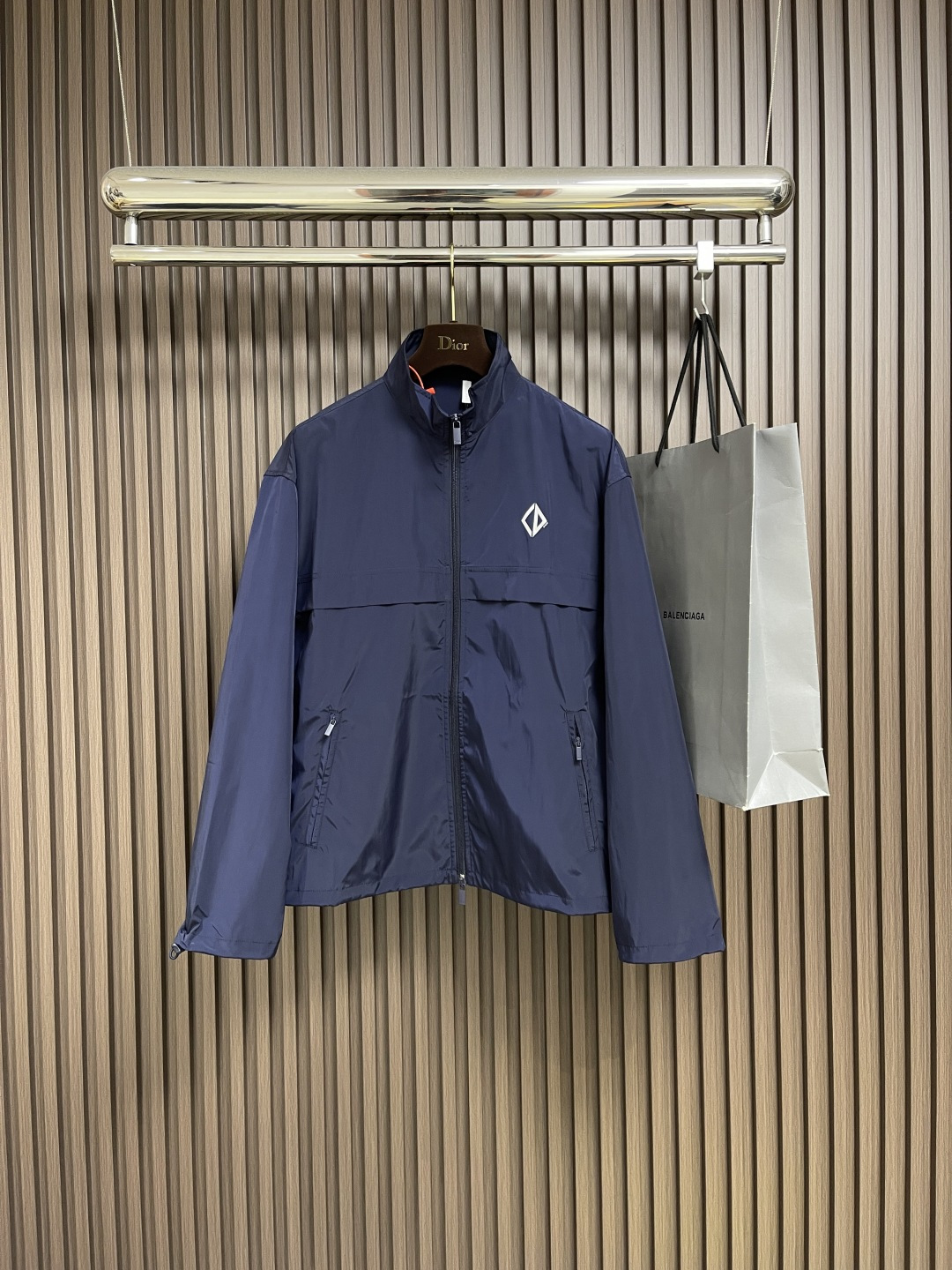 NO:473269,DIOR logo reflective zipper jacket, customized intelligent and functional technology silk, with a touch of deep blue, calm and rich in meaning, laying a versatile tone, the front Dior logo is presented in a simple and exquisite form, complementing the eye-catching trim Dior logo on the back, and instantly blooming bright light. The stand-up collar design cleverly embellishes the neckline, showing the simplicity of the wine, dynamic and elegant style, interpreting the new realm of sports aesthetics with a pioneering posture, the overall line is straight and delicate, the fabric is comfortable and soft, the color is consistent and there is no color difference, and it can be matched with the same style to create a fashionable look, control various occasions, customize auxiliary materials, complete three standards, the same style for men and women!  Size 50-52-54-56,,dior,jackets & coats,alexander wang19860909DIOR 标志反光条拉链夹克,定制智感机能科技绸 以一抹深邃的蓝 沉稳且富有内涵 奠定了百搭的基调前幅Dior Diamond标志以简约而精致的形态呈现 与背面醒目饰边Dior标志相得益彰当光线酒落 瞬间绽放璀璨光芒 立领设计巧妙地修饰了颈部线条 尽显干脆与酒脱 动感风华 以先锋之姿演绎运动美学新境,整体走线平直细腻,面料舒适柔软,颜色一致无色差,能与同款搭配营造时尚造型,驾驭各种场合,定制辅料,三标齐全,男女同款！尺码50-52-54-56,,dior,jackets & coats,alexander wang,Men's clothing