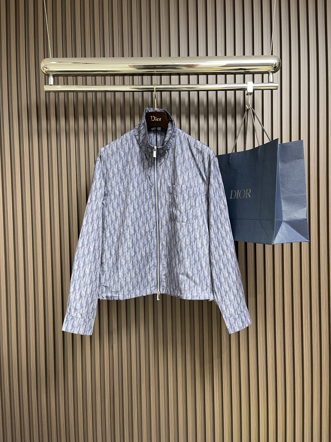 NO:473283,Dior 2025ss new zipper shirt jacket, decorated with Dior's classic Oblique print. It is carefully crafted with blue technology fabric, and the sporty style is matched with the breast patch pocket and drawstring bottom edge, which is unique. The super large style can enhance the style of various daily outfits and highlight the fashion style. Size S-XL, dior, jackets & coats,shirts,alexander wang19860909Dior 2025ss新款拉链衬衫外套,饰以 Dior经典的Oblique 印花.采用蓝色科技面料精心制作,运动风格版型搭配胸前贴袋和抽绳底边,别具一格.超大版型,可为各式日常装扮提升格调,彰显时尚风范.尺码S-XL,,dior,jackets & coats,shirts,alexander wang,Men's clothing